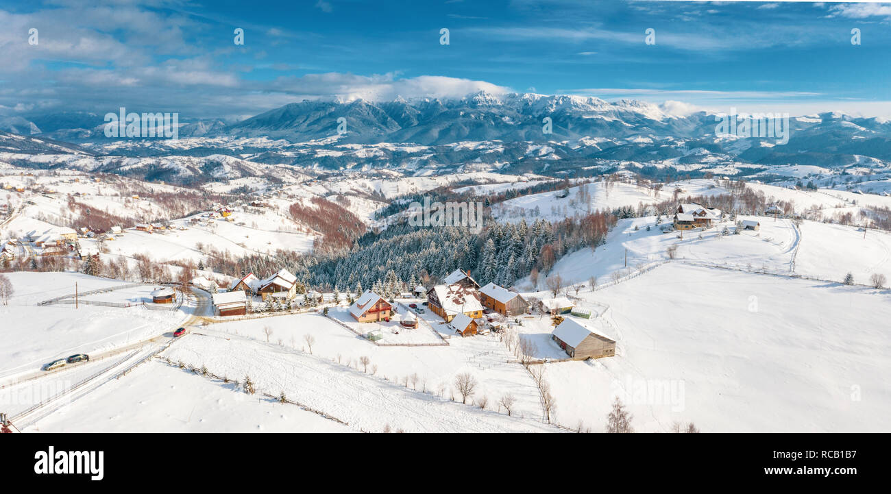 Winter in Rumänien Panoramablick auf die Karpaten und das traditionelle Dorf Pestera auf der Rucar-Bran Pass Stockfoto