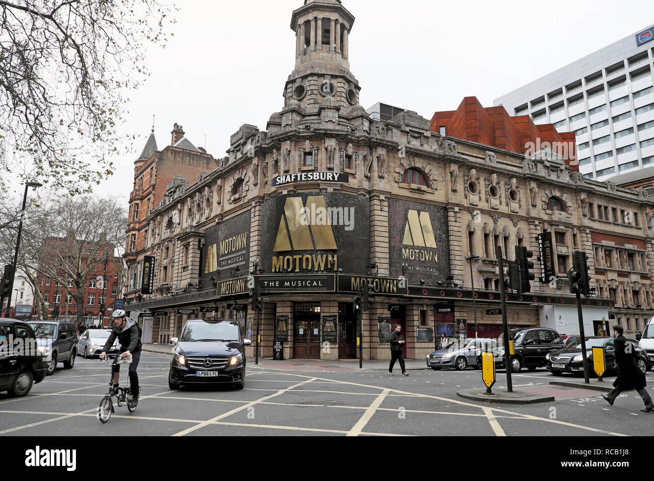 Shaftesbury Theatre mit Motown die Musikalischen in der Shaftesbury Avenue und Brompton Fahrrad im Verkehr in London WC2England UK KATHY DEWITT Stockfoto