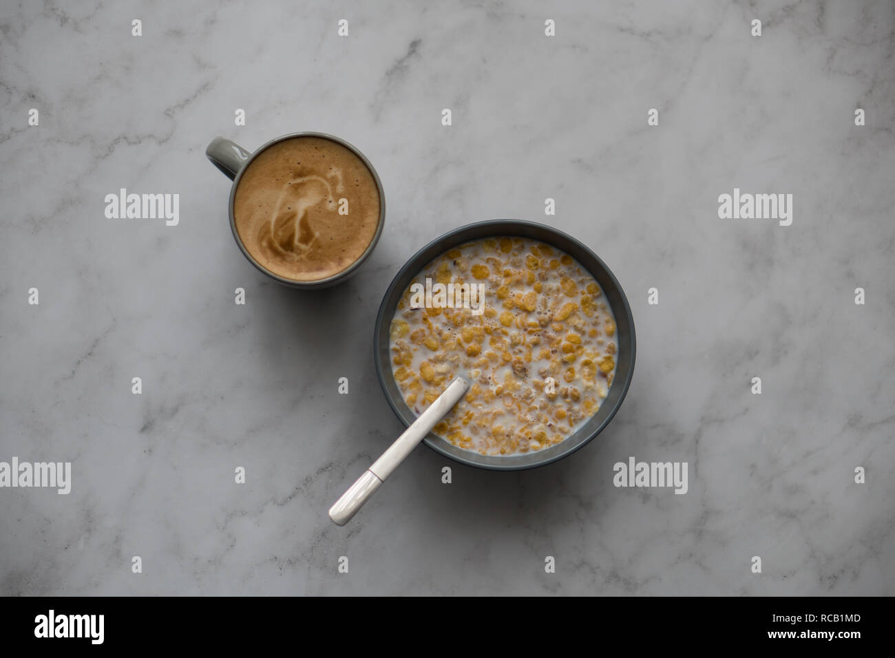 Eine Schüssel Müsli und einer Tasse Kaffee Stockfoto