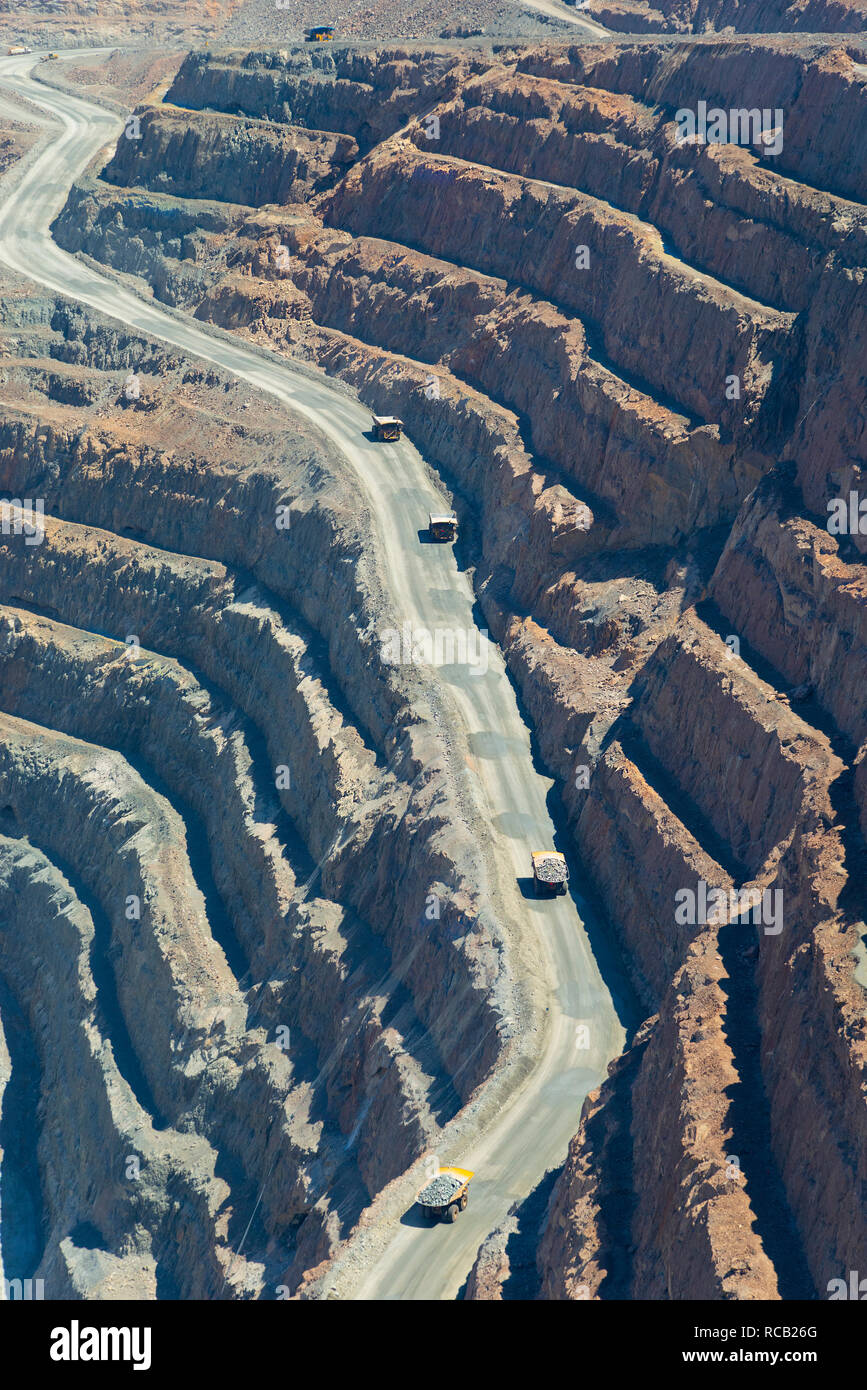 Muldenkipper fahren Sie entlang der Haul Straßen am Tagebau Fimiston, wie der 'Super Grube "Eine massive Open cast gold mine Kalgoorlie, Western Australien bekannt Stockfoto