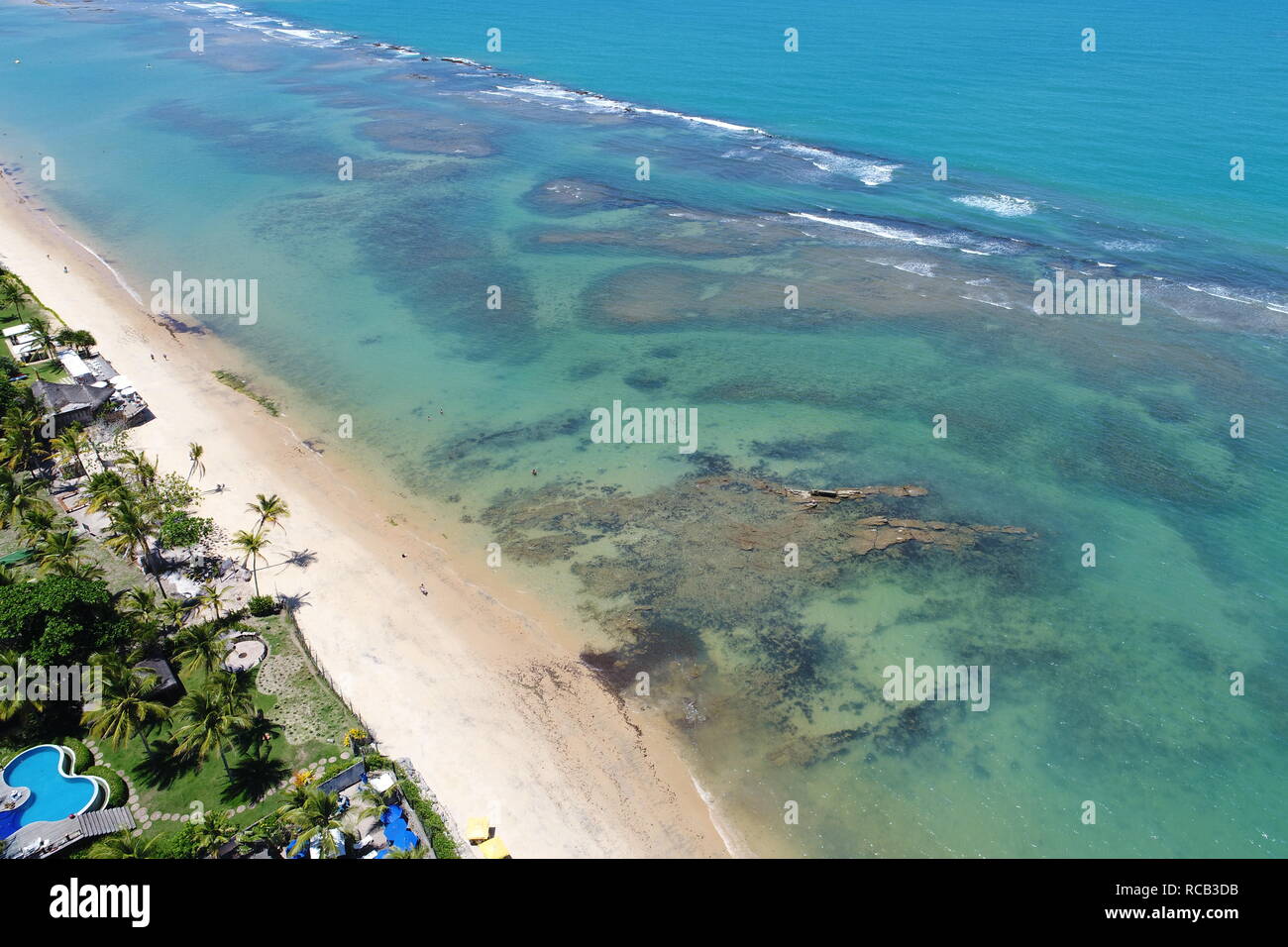 Luftaufnahme von einem Paradies Meer mit kristallklarem Wasser. Fantastische Landschaft. Toller Blick auf den Strand. Arraia d'Ajuda, Bahia, Brasilien Stockfoto