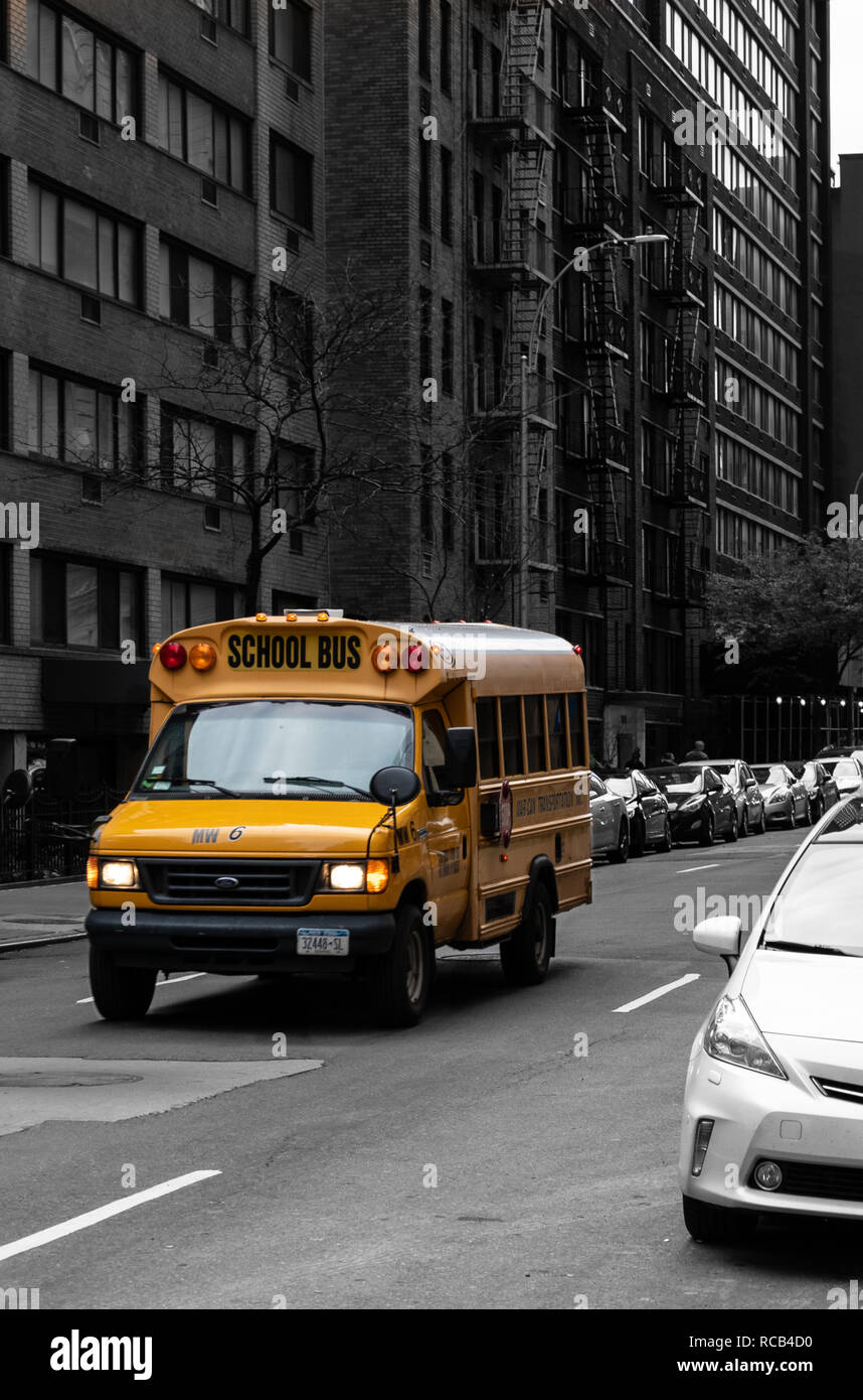 New York City, Vereinigte Staaten - 17. November 2018: Wählen Sie eine Farbe Foto der New York School Bus, fährt er nach unten West 56th Street Stockfoto
