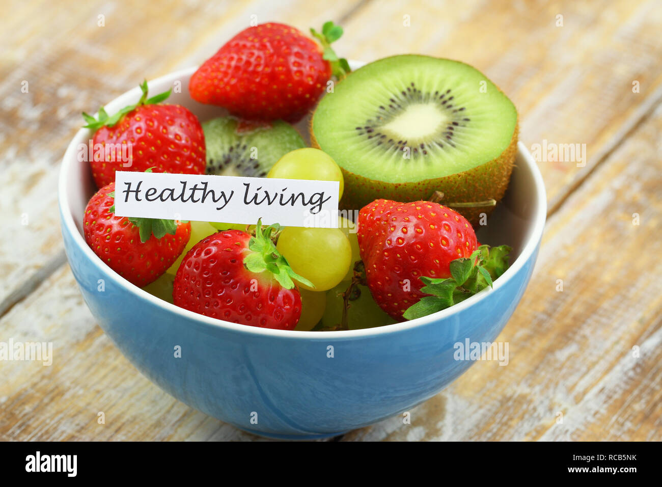 Gesundes Leben Karte mit Schale mit frischem Obst: Erdbeeren, Kiwis und Trauben Stockfoto