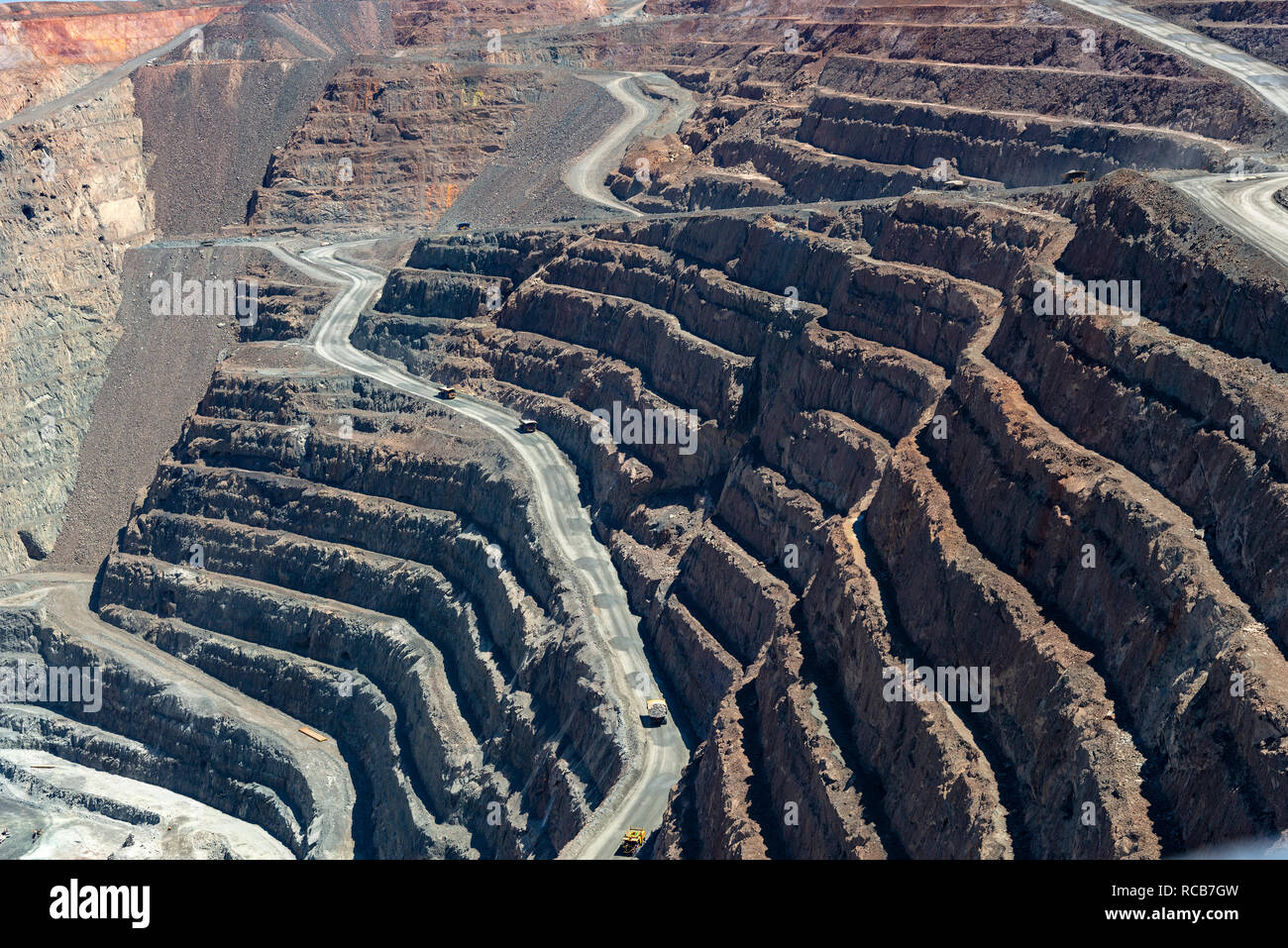 Muldenkipper fahren Sie entlang der Haul Straßen am Tagebau Fimiston, wie der 'Super Grube "Eine massive Open cast gold mine Kalgoorlie, Western Australien bekannt Stockfoto