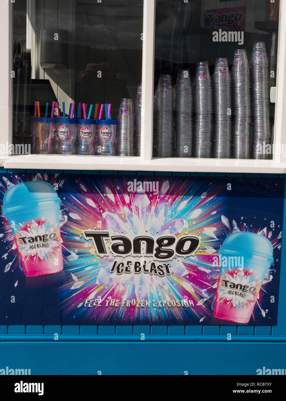 Tango Ice Blast fizzy Getränke zum Verkauf am Kiosk am Pier von Llandudno, Conwy, Wales, Großbritannien Stockfoto