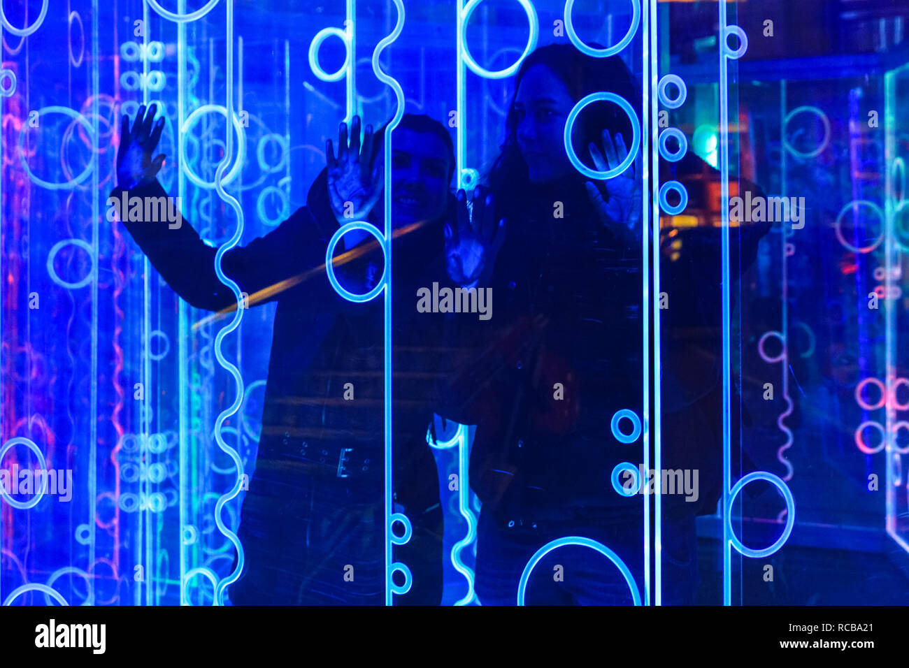 Canary Wharf, London, Großbritannien, 14. Jan 2019. Die Besucher haben Spaß, Silhouetten und Formen bei der 'Heofon Licht Labyrinth" in Cabot Square. Die bunten Canary Wharf Winter Lights Installationen wieder Public Viewing und interaktiven Spaß in und um Canary Wharf von Jan 15 bis Jan 26. Credit: Imageplotter Nachrichten und Sport/Alamy leben Nachrichten Stockfoto