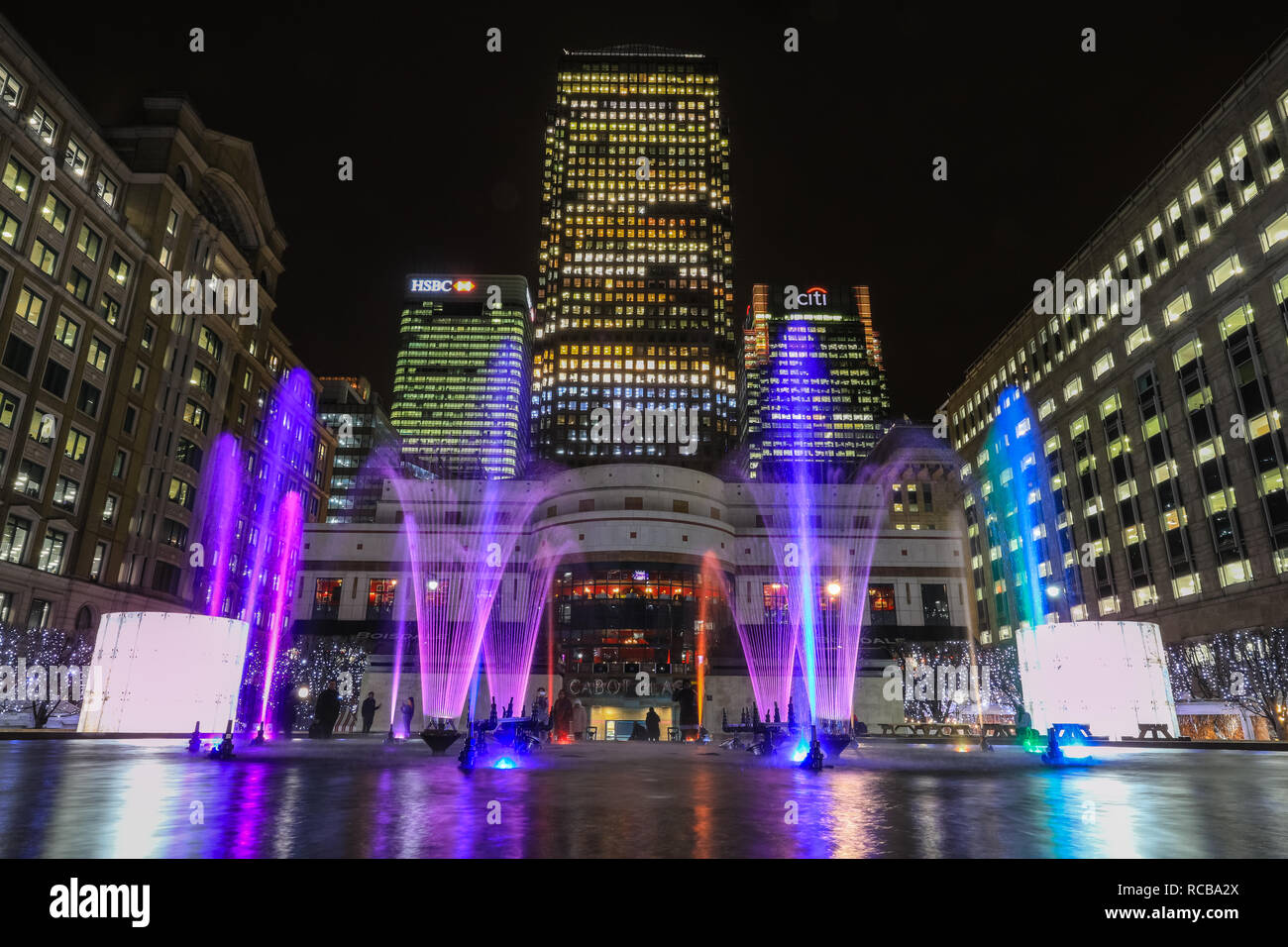 Canary Wharf, London, Großbritannien, 14. Jan 2019. Die Cabot Square Brunnen wird koordiniert von Musik mit einem bunten Lichter für den Anlass zeigen. Die bunten Canary Wharf Winter Lights Installationen wieder Public Viewing und interaktiven Spaß in und um Canary Wharf von Jan 15 bis Jan 26. Credit: Imageplotter Nachrichten und Sport/Alamy leben Nachrichten Stockfoto