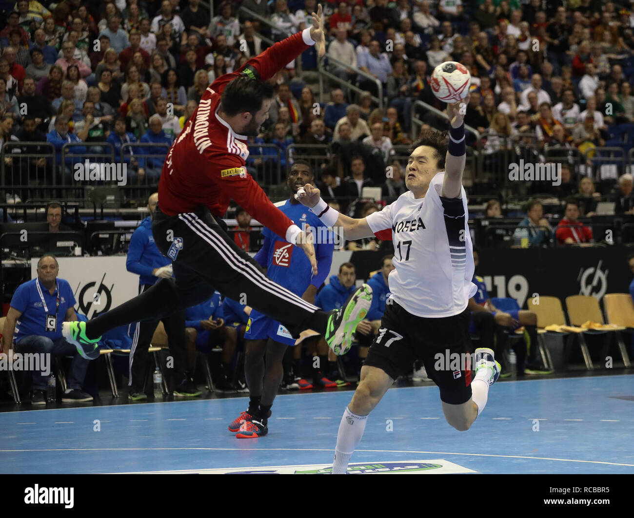 Berlin, Deutschland. 14. Jan 2019. Cyril Dumoulin (Französisch) und Seungdo Na (Korea) während der IHF Männer Wm 2019: Gruppe A handball Match zwischen Frankreich und der Republik Korea Am 14. Januar 2019 in der Mercedes-Benz Arena in Berlin, Deutschland - Foto Laurent Lairys/DPPI Credit: Laurent Lairys/Agence Locevaphotos/Alamy leben Nachrichten Stockfoto