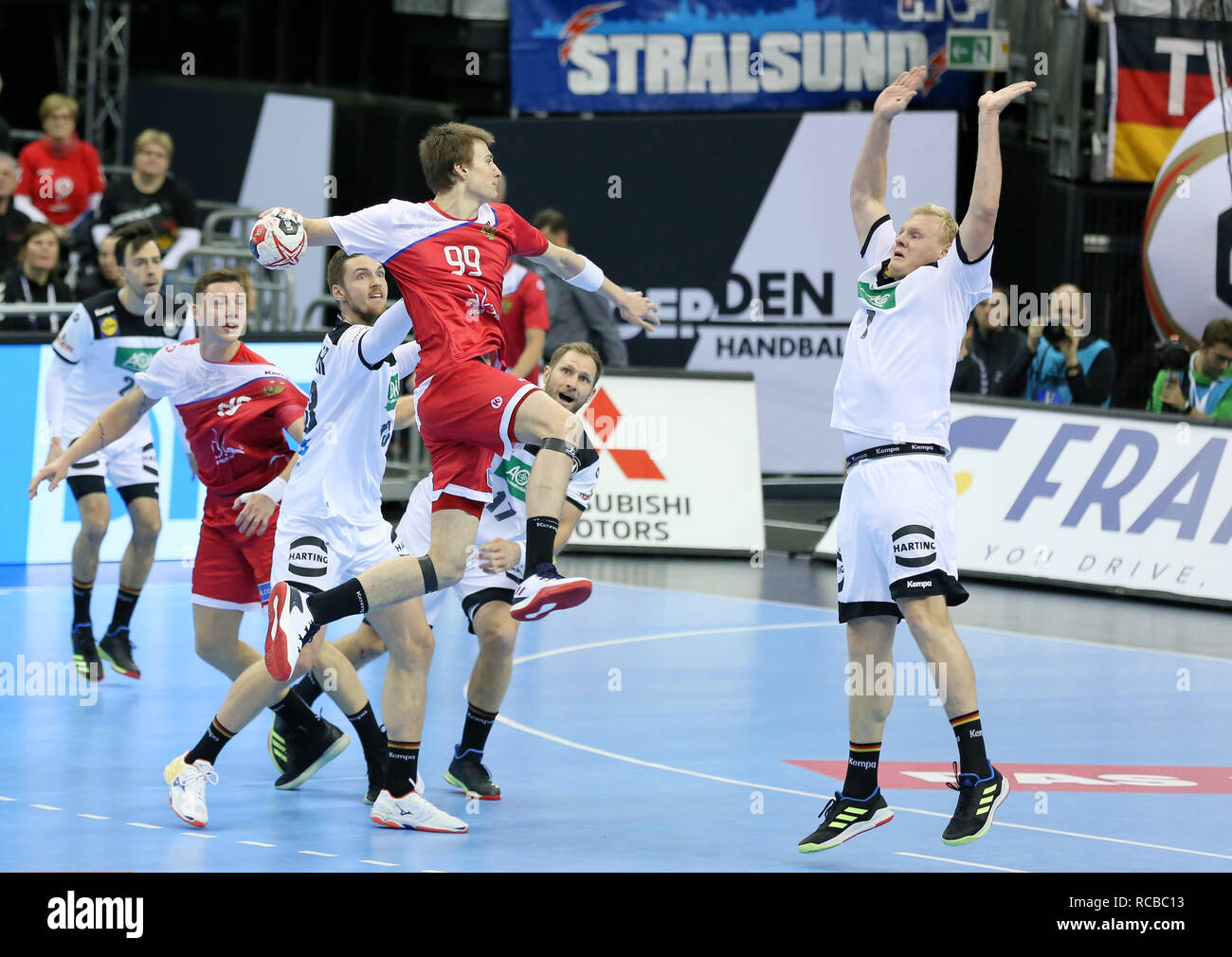 Berlin, Deutschland. 14 Jan, 2019. Handball IHF Men's World Championship: Russland/Deutschland. Russland links zurück Sergej Kosorotov markieren versucht, eine Schießen gegen Deutschland Credit: Mickael Chavet/Alamy leben Nachrichten Stockfoto