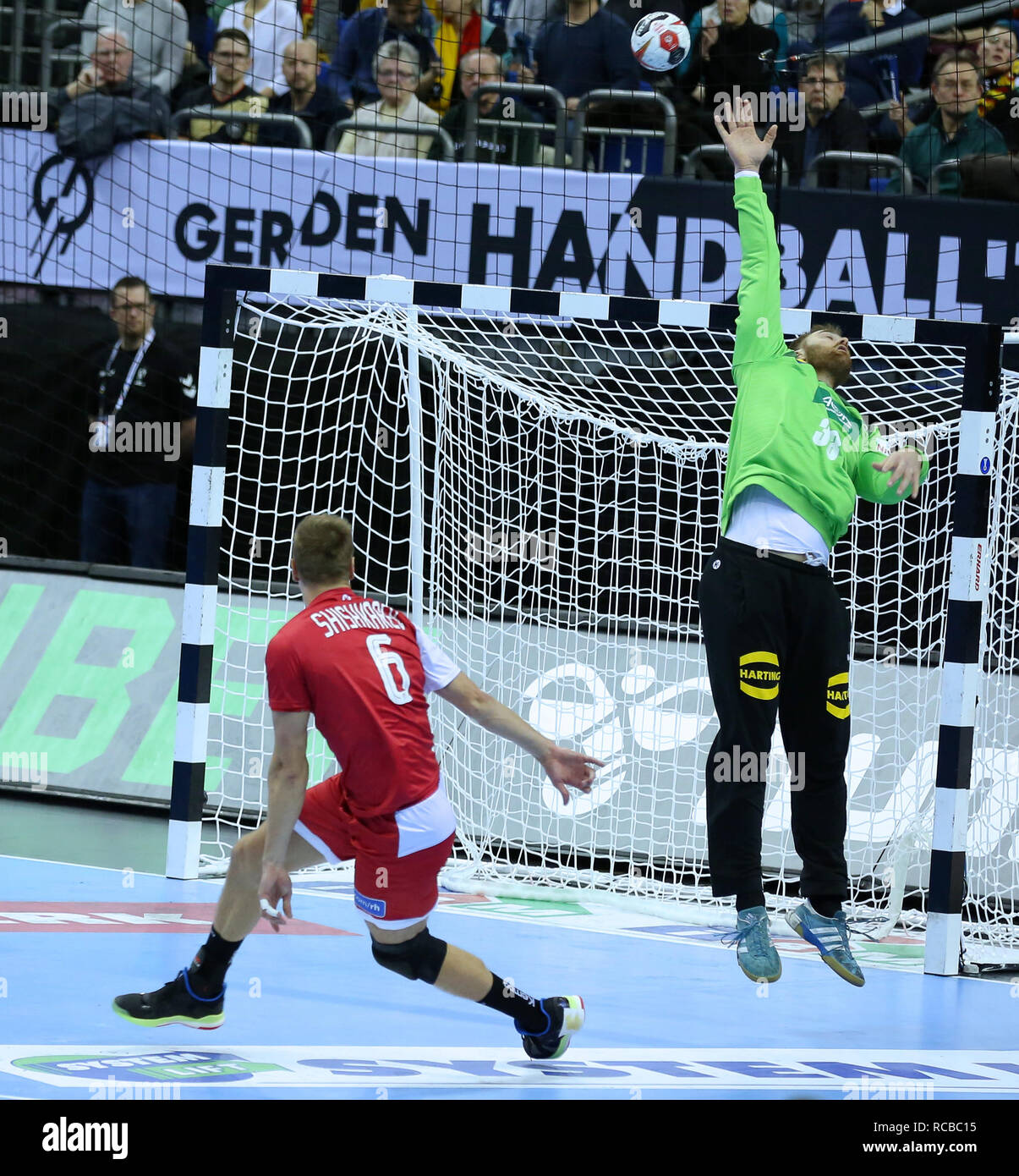 Berlin, Deutschland. 14 Jan, 2019. Handball IHF Men's World Championship: Russland/Deutschland. Das Recht Russlands Flügel Daniil Shishkarev kerben einen Lob-Ziel gegen Deutschlands Torhüter Andreas Wolff Quelle: Mickael Chavet/Alamy leben Nachrichten Stockfoto