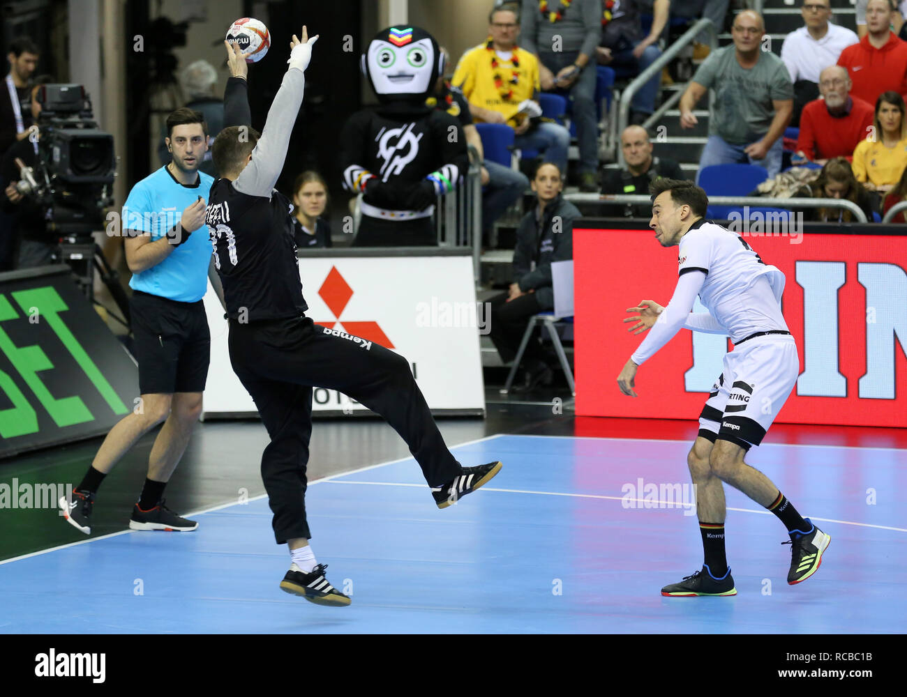 Berlin, Deutschland. 14 Jan, 2019. Handball IHF Men's World Championship: Russland/Deutschland. Russlands Torhüter Andreas Wolff Bausteine ein Schießen aus dem rechten Flügel Patrick Groetzki Credit: Mickael Chavet/Alamy leben Nachrichten Stockfoto