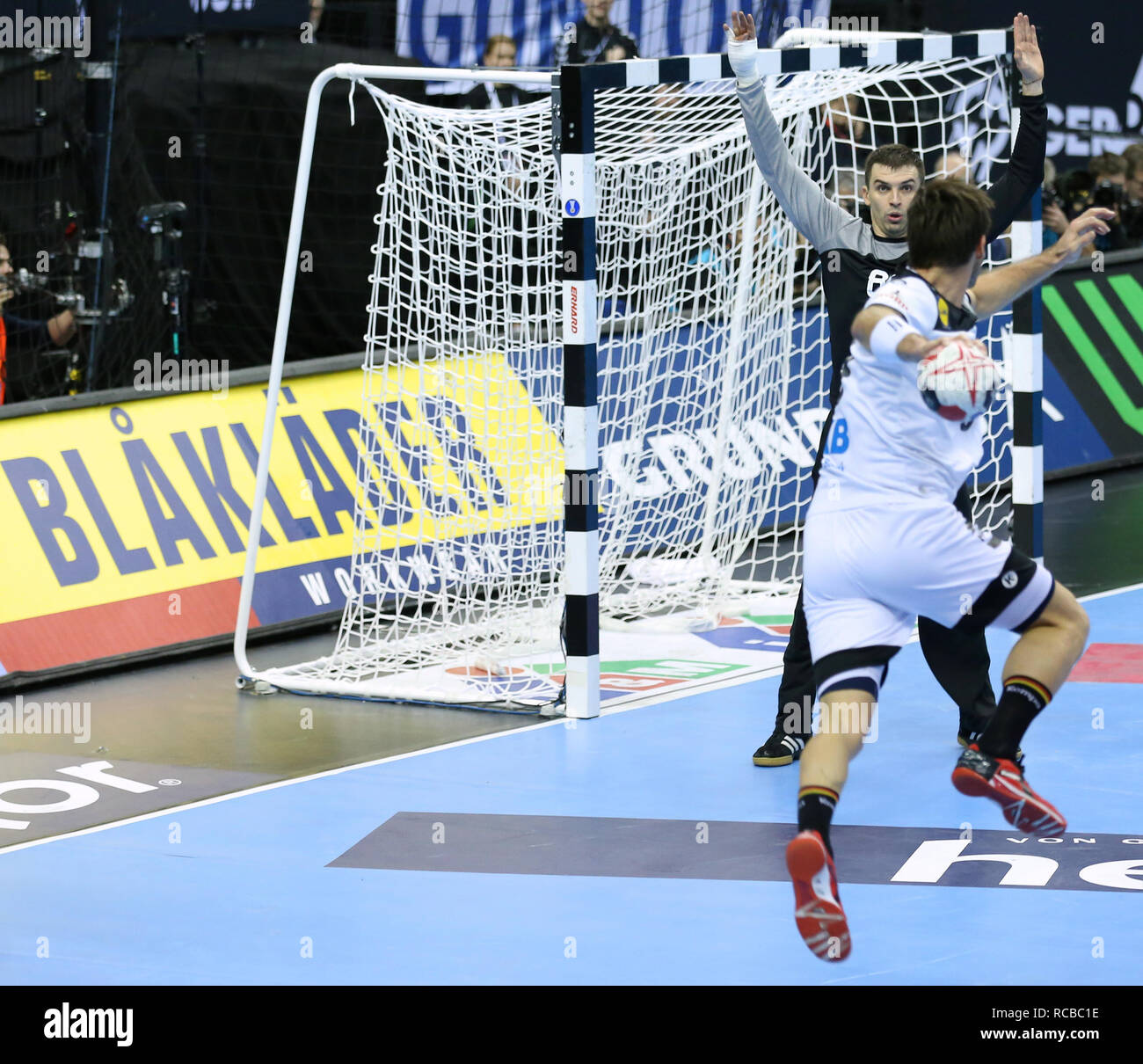 Berlin, Deutschland. 14 Jan, 2019. Handball IHF Men's World Championship: Russland/Deutschland. Russlands Torhüter Victor Kireev bereitet ein Schießen von der Deutschen linken Flügel Uwe Gensheimer Credit: Mickael Chavet/Alamy Leben Nachrichten zu verteidigen. Stockfoto