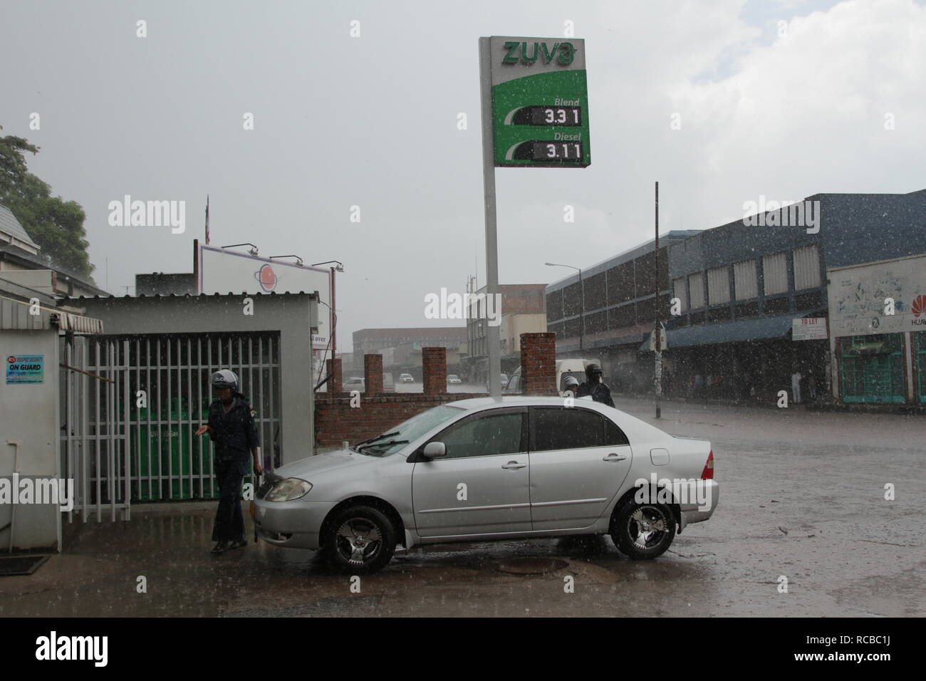 Harare, Simbabwe. 14 Jan, 2019. Polizisten patrouillieren eine Tankstelle in Harare, Simbabwe, 14.01.2019. Simbabwes Hauptstadt Harare wurde am Montag verlassen als Simbabwer einen dreitägigen nationalen fern bleiben aus Protest gegen die Preiserhöhungen und die allgemeine wirtschaftliche Krise begann. Credit: Shaun Jusa/Xinhua/Alamy leben Nachrichten Stockfoto