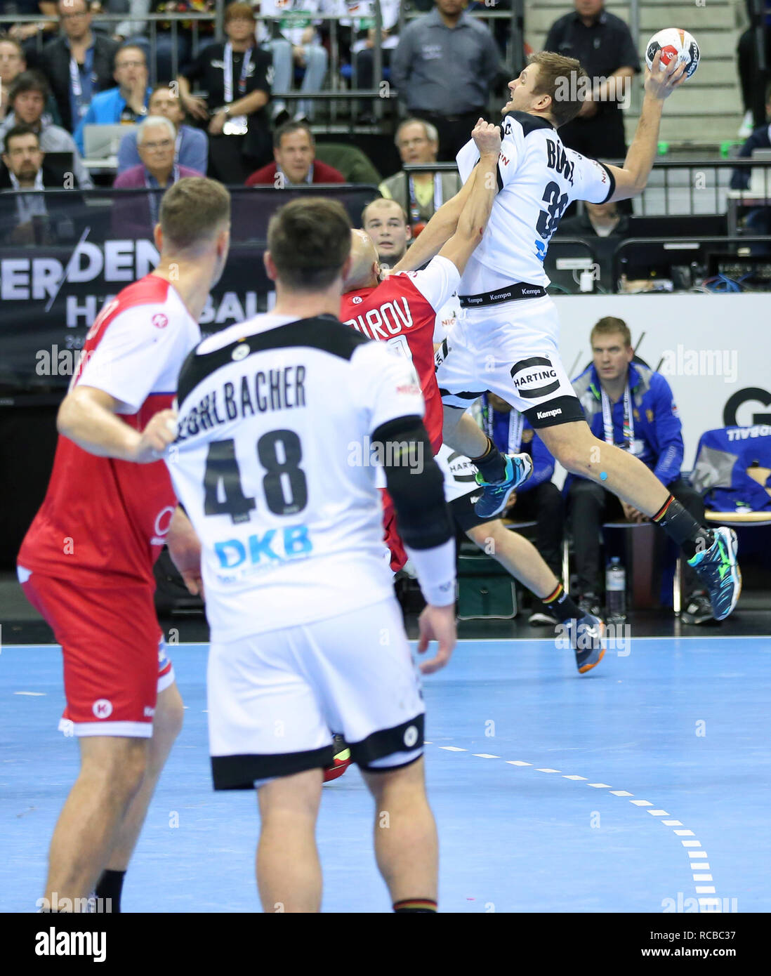 Berlin, Deutschland. 14 Jan, 2019. Handball IHF Men's World Championship: Russland/Deutschland. Die Russische linke Flügel Timur Dibirov verteidigt eine Suspension von Deutschlands versucht, zurück Links Fabian Bohm Credit: Mickael Chavet/Alamy leben Nachrichten Stockfoto