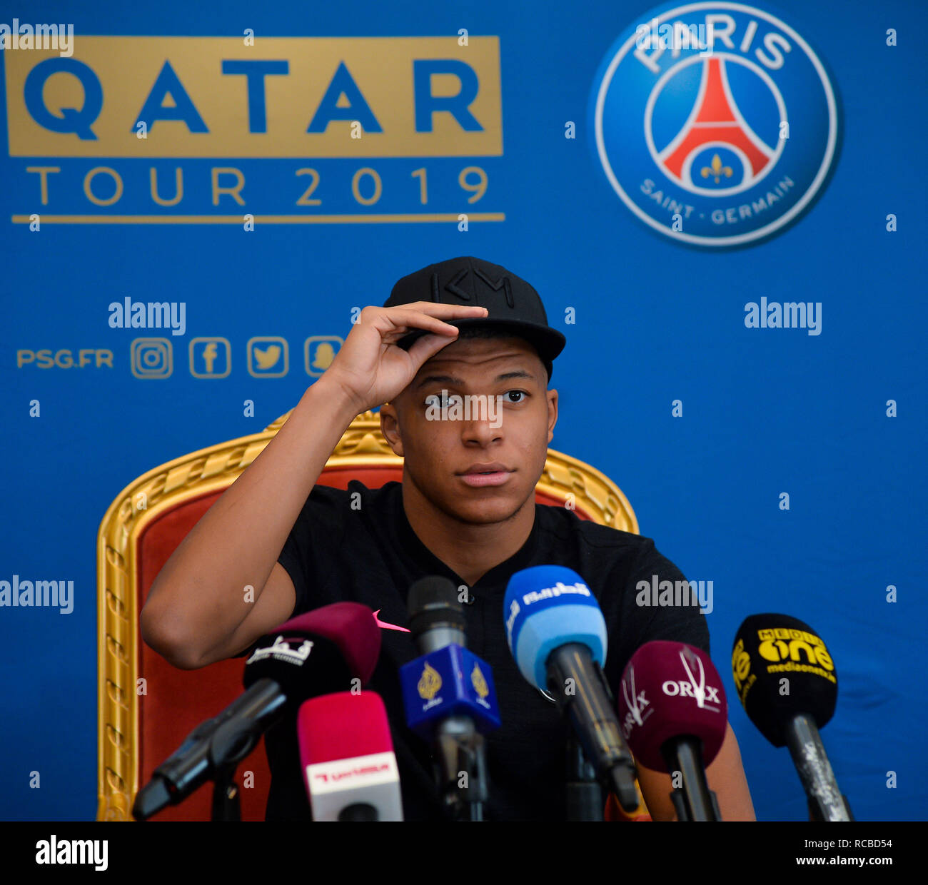 Athen. 14 Jan, 2019. Paris Saint-Germain des Französischen vorwärts Kylian Mbappe reagiert auf einer Pressekonferenz während an einem (PSG) Winter Trainingslager an der Aspire Zone Stiftung in der katarischen Hauptstadt Doha am 14. Januar 2019. Credit: Nikku/Xinhua/Alamy leben Nachrichten Stockfoto