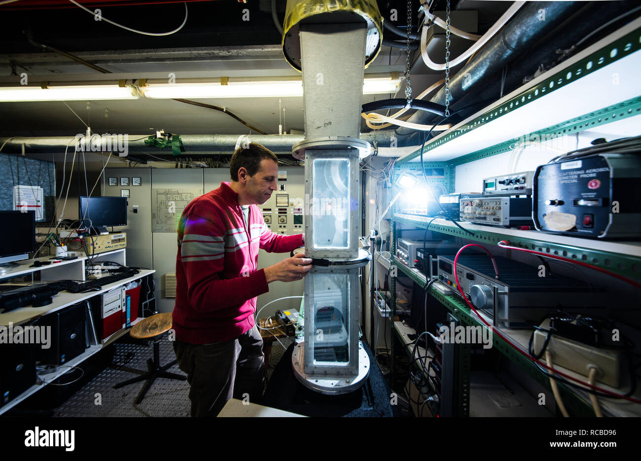 Mainz, Deutschland. 18 Dez, 2018. Miklos Szakall, Laborleiter Windkanal Labor Uni Mainz, arbeitet an der experimentelle Aufbau. In einem Windkanal - wie experimentelle Aufbau an der Universität Mainz, das Verhalten von Cloud Partikel wie Wassertropfen, Graupel oder Hagel ist unter dem Einfluss von verschiedenen Temperaturen und Windgeschwindigkeiten untersucht. (Dpa vom 15.01.2019: 'Microscope in den Wolken' - einzigartige Windkanal in Mainz) Credit: Andreas Arnold/dpa/Alamy leben Nachrichten Stockfoto