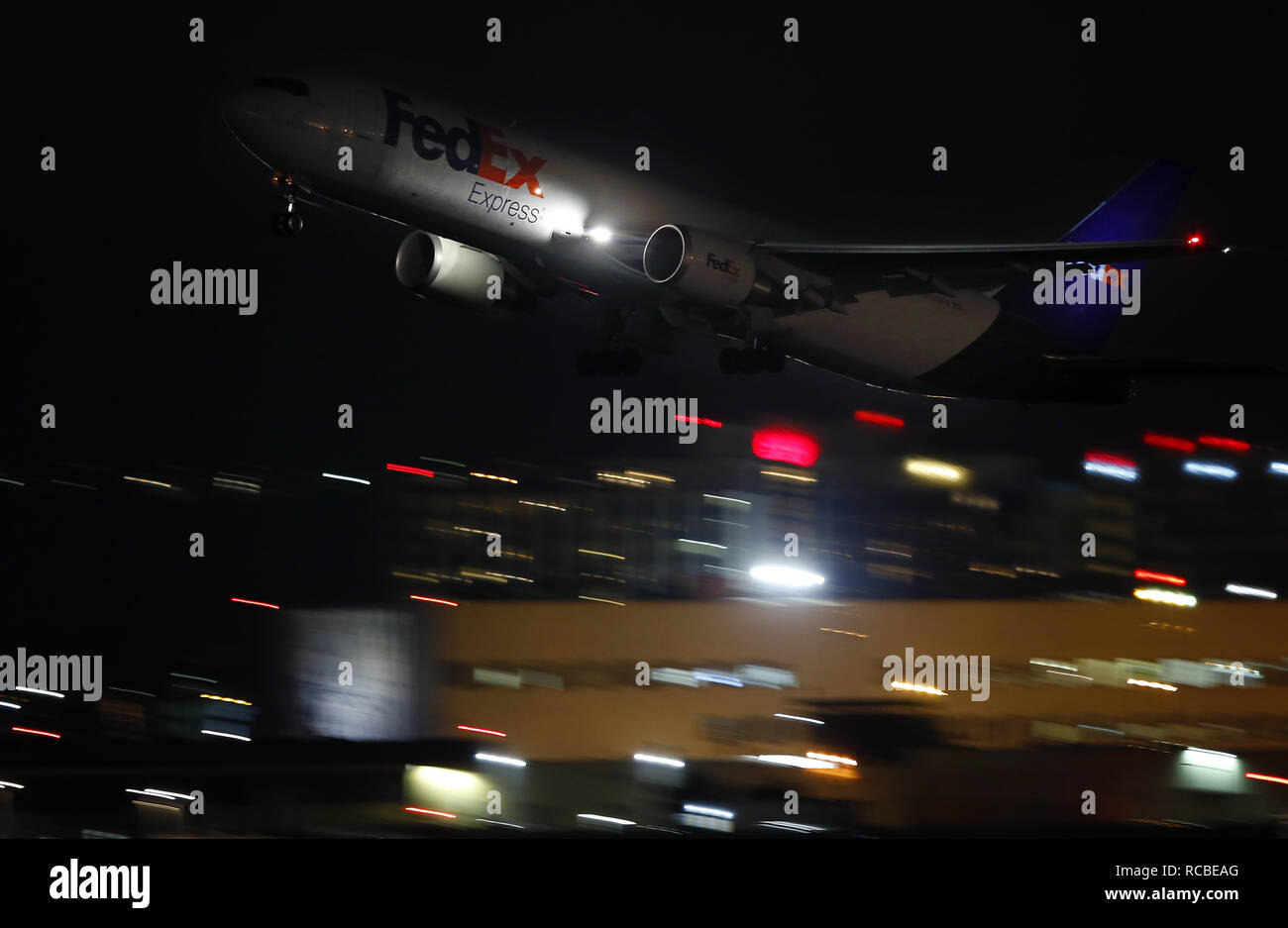 San Diego, Kalifornien, USA. 14 Jan, 2019. Januar 14, 2019, San Diego, Kalifornien, USA - eine FedEx Boeing 767 startet in der Nacht vom San Diego International Airport. Credit: KC Alfred/ZUMA Draht/Alamy leben Nachrichten Stockfoto