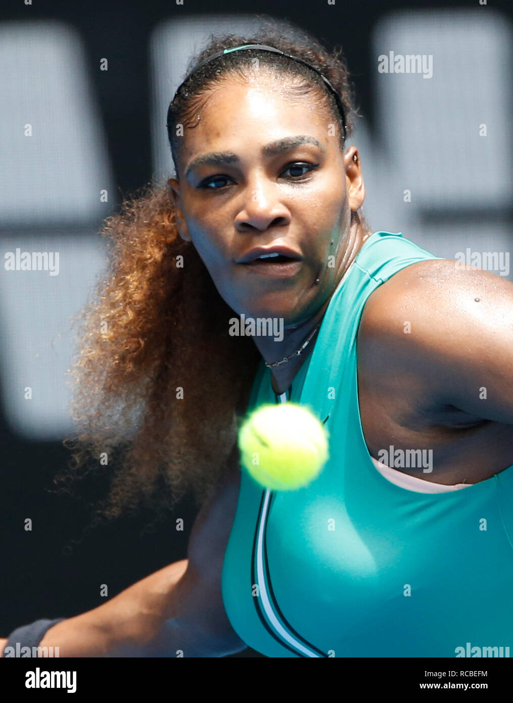 Melbourne Park, Melbourne, Australien. 15 Jan, 2019. Australian Open Tennis, Tag 2; Serena Williams aus den USA liefert den Ball gegen Tatjana Maria von Deutschland Quelle: Aktion plus Sport/Alamy leben Nachrichten Stockfoto