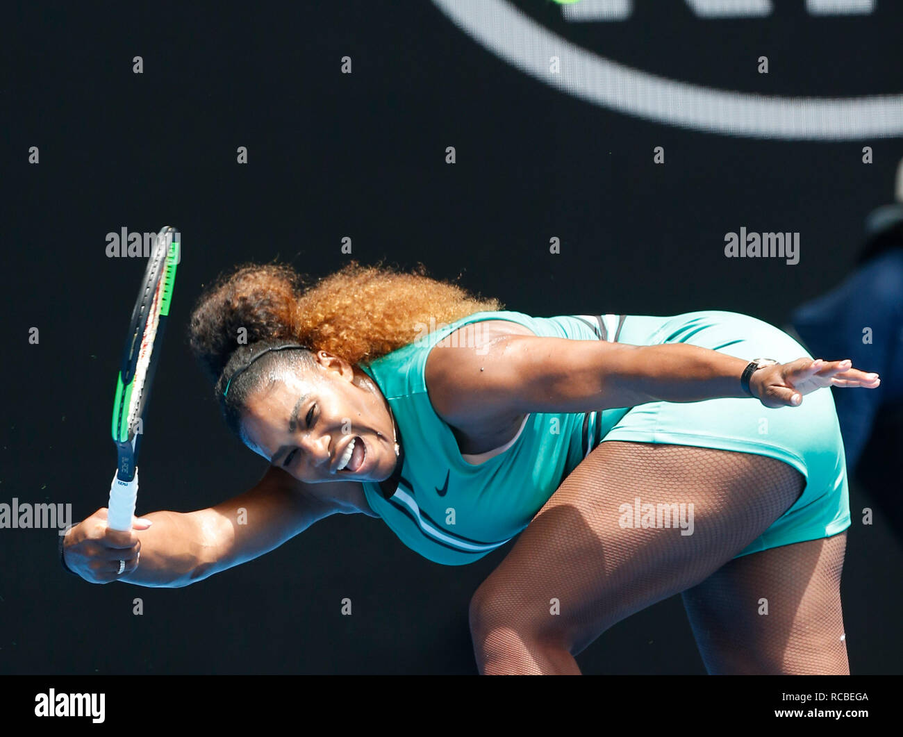 Melbourne Park, Melbourne, Australien. 15 Jan, 2019. Australian Open Tennis, Tag 2; Serena Williams aus den USA liefert den Ball gegen Tatjana Maria von Deutschland Quelle: Aktion plus Sport/Alamy leben Nachrichten Stockfoto