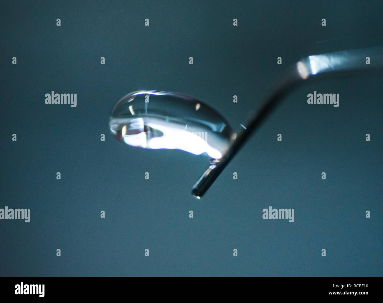 Mainz, Deutschland. 18 Dez, 2018. Ein Tropfen Wasser trennt sich von der Kanüle im Windkanal. In einem Windkanal - wie experimentelle Aufbau an der Universität Mainz, das Verhalten von Cloud Partikel wie Wassertropfen, Graupel oder Hagel ist unter dem Einfluss von verschiedenen Temperaturen und Windgeschwindigkeiten untersucht. (Dpa vom 15.01.2019: 'Microscope in den Wolken' - einzigartige Windkanal in Mainz) Credit: Andreas Arnold/dpa/Alamy leben Nachrichten Stockfoto