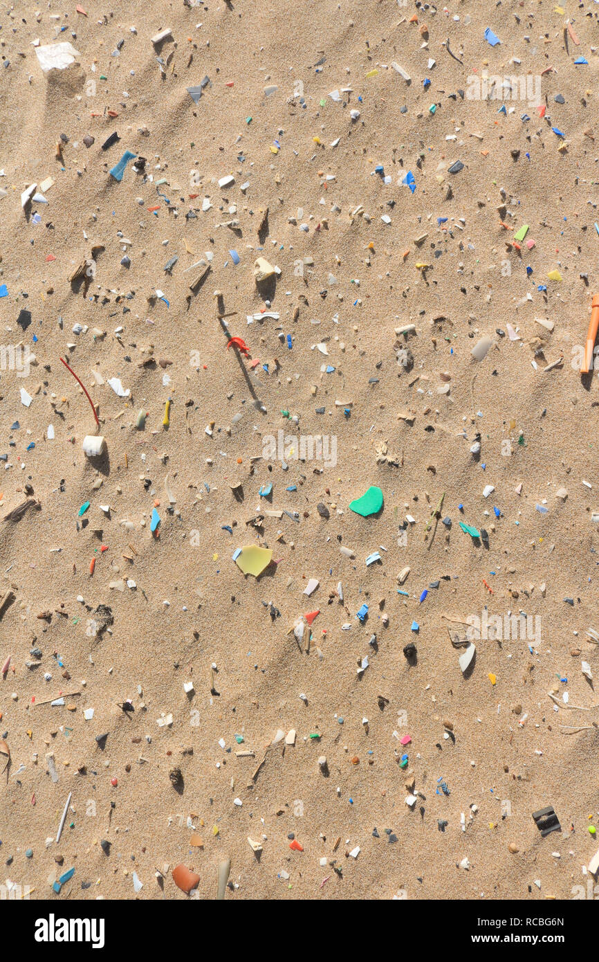 Beirut, Libanon. 15. Januar 2019. Hunderte von Micro Kunststoff Objekte auf einem öffentlichen Strand im Süden von Beirut angesammelt. Es wird geschätzt, dass 1,1 bis 8,8 Millionen Tonnen (MT) von Kunststoffabfällen in den Ozean von Küstengemeinden, die jedes Jahr und marine Tiere haben durch Verfangen in Kunststoff Objekte Kredit geschädigt worden: Amer ghazzal/Alamy leben Nachrichten Stockfoto