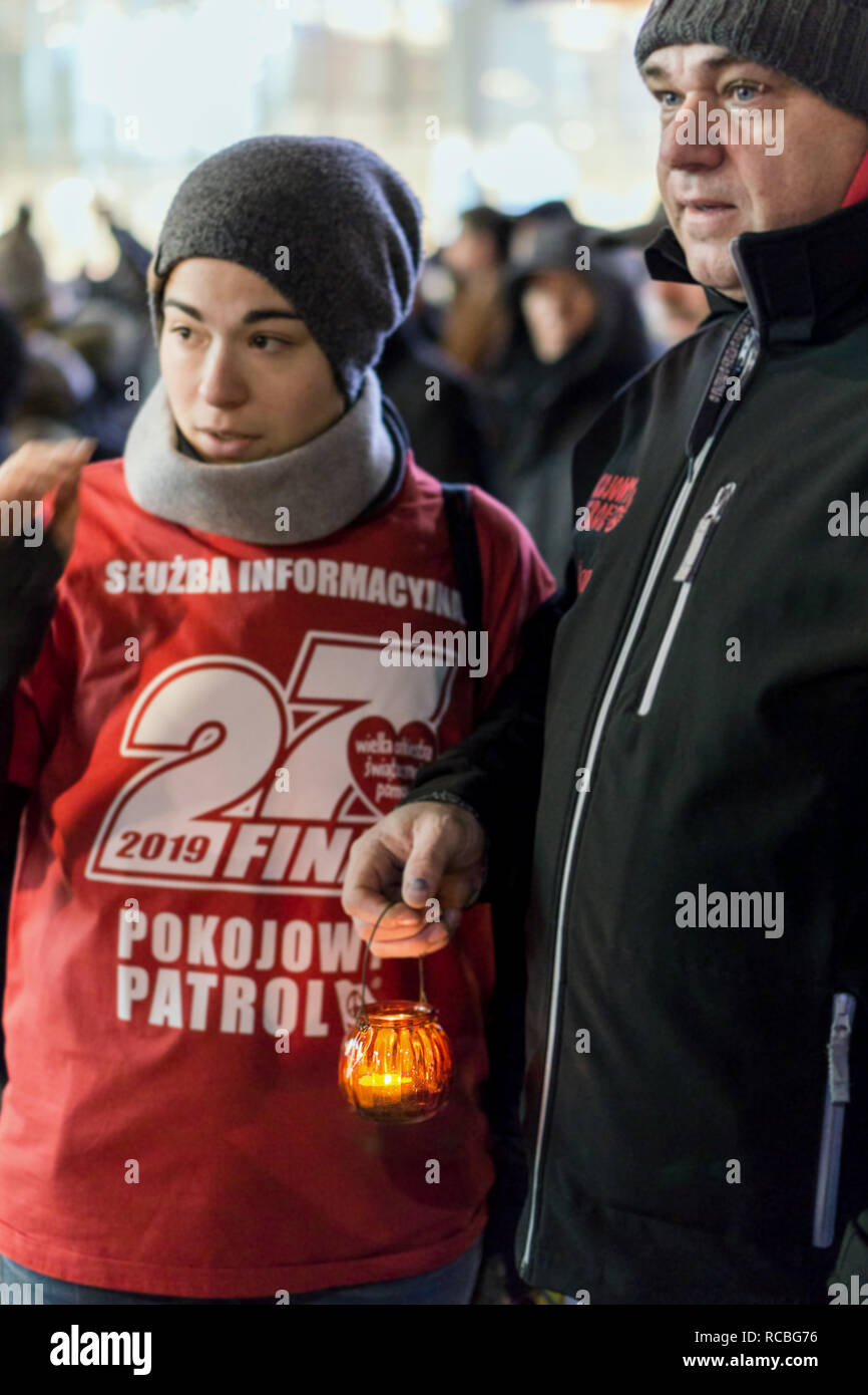 Polen, Warschau. 14. Januar 2019: Ein Protestler hält während eines stillen Protestes nach dem tragischen Tod des Danziger Bürgermeisters Pawel Adamowicz Licht. Stockfoto