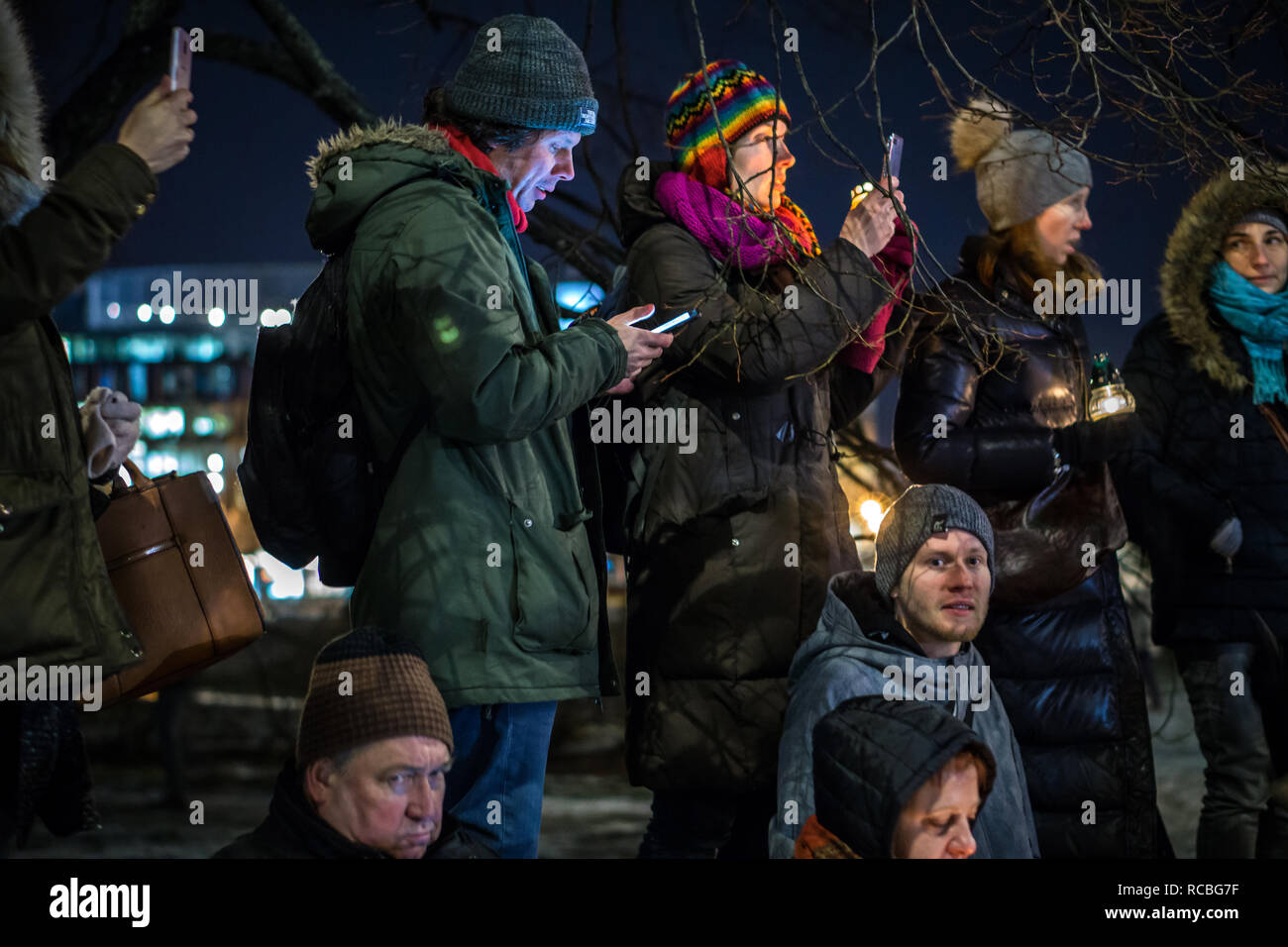Polen, Warschau. 14. Januar 2019: Menschen fotografieren während eines stillen Protestes nach dem tragischen Tod des Danziger Bürgermeisters Pawel Adamowicz, Stockfoto