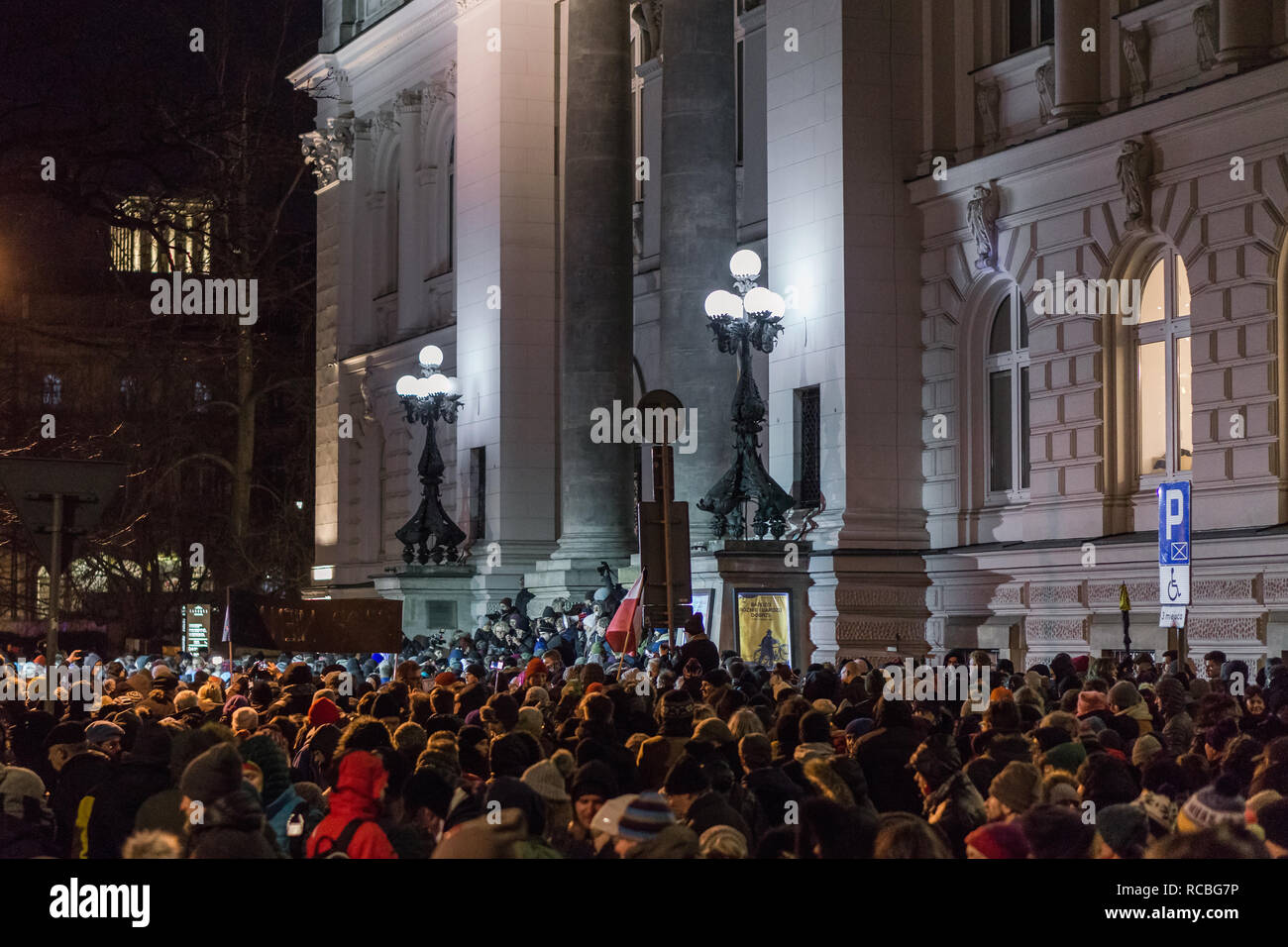 Polen, Warschau. 14. Januar 2019: Tausende versammeln sich vor der NATIONALEN Kunstgalerie ZACHETA aus Protest gegen den tragischen Tod des Danziger Bürgermeisters Pawel Adamowicz. Stockfoto