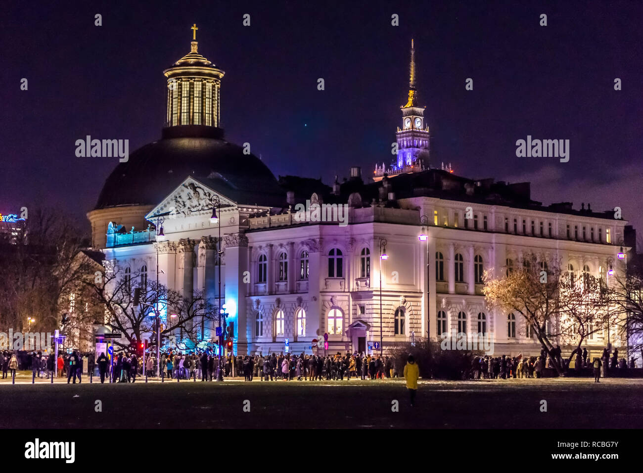 Polen, Warschau. 14. Januar 2019: Tausende versammeln sich vor der NATIONALEN Kunstgalerie ZACHETA aus Protest gegen den tragischen Tod des Danziger Bürgermeisters Pawel Adamowicz. Stockfoto