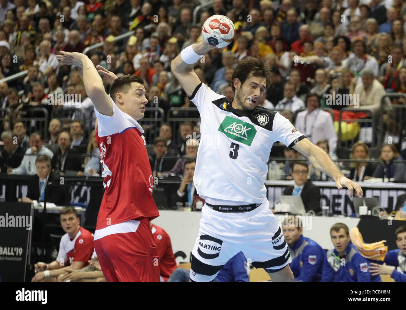 Berlin, Deutschland. 14 Jan, 2019. Uwe Gensheimer (Deutschland) und Dimitrij Zhitnikov (Russland) während der IHF Männer Wm 2019: Gruppe A handball Match zwischen Russland gegen Deutschland am 14. Januar 2019 in der Mercedes-Benz Arena in Berlin, Deutschland - Foto Laurent Lairys/DPPI Credit: Laurent Lairys/Agence Locevaphotos/Alamy leben Nachrichten Stockfoto