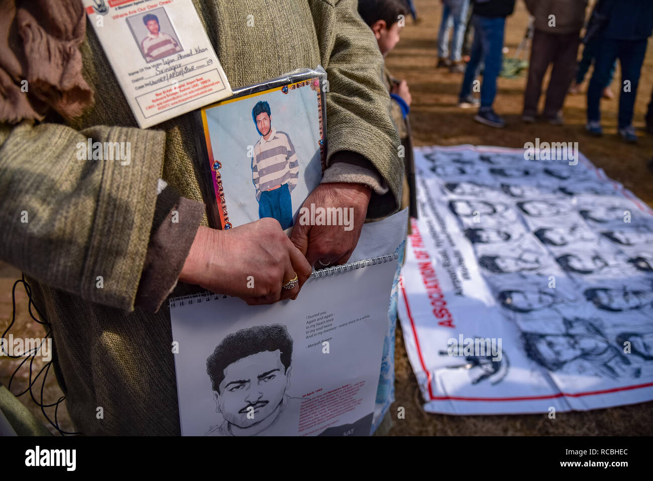 Eltern halten -Fotos und -Bildmaterial in hoher Auflösung – Alamy
