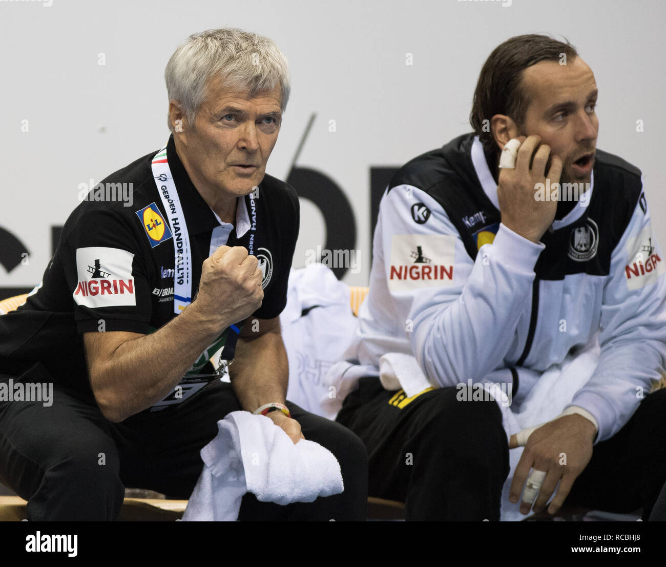 14 Januar 2019, Berlin: Handball: WM, Russland - Deutschland, Vorrunde, Gruppe A, 3.Spieltag. Reinhold Roth (l), Physiotherapeut für die deutsche Handball-Nationalmannschaft, sitzt neben Torwart Silvio Heinevetter. Foto: Soeren Stache/dpa Stockfoto