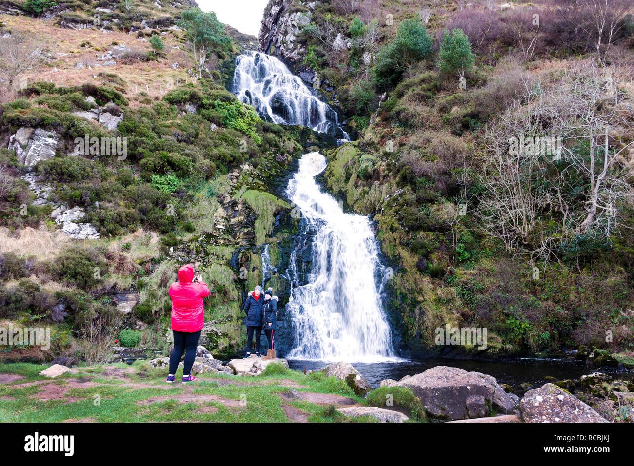 Assaranca Wasserfall, Maghera, County Donegal, Irland. 15. Januar 2019. Menschen besuchen den berühmten Wasserfall auch an einem regnerischen Tag im Winter. Der Name "Assaranca" heißt übersetzt "Wasserfall der Grossen Ratte'. Credit: Richard Wayman/Alamy leben Nachrichten Stockfoto