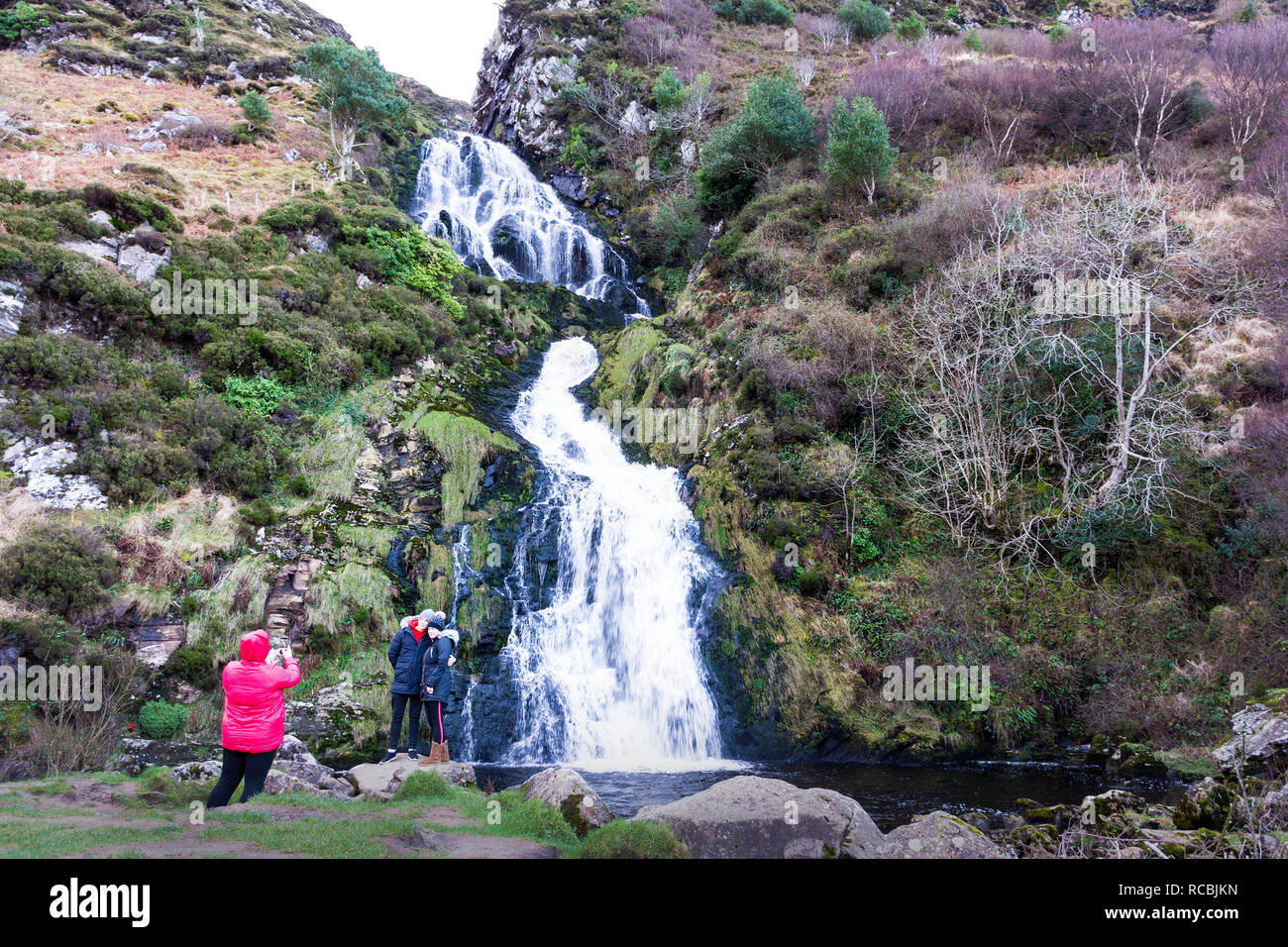 Assaranca Wasserfall, Maghera, County Donegal, Irland. 15. Januar 2019. Menschen besuchen den berühmten Wasserfall auch an einem regnerischen Tag im Winter. Der Name "Assaranca" heißt übersetzt "Wasserfall der Grossen Ratte'. Credit: Richard Wayman/Alamy leben Nachrichten Stockfoto