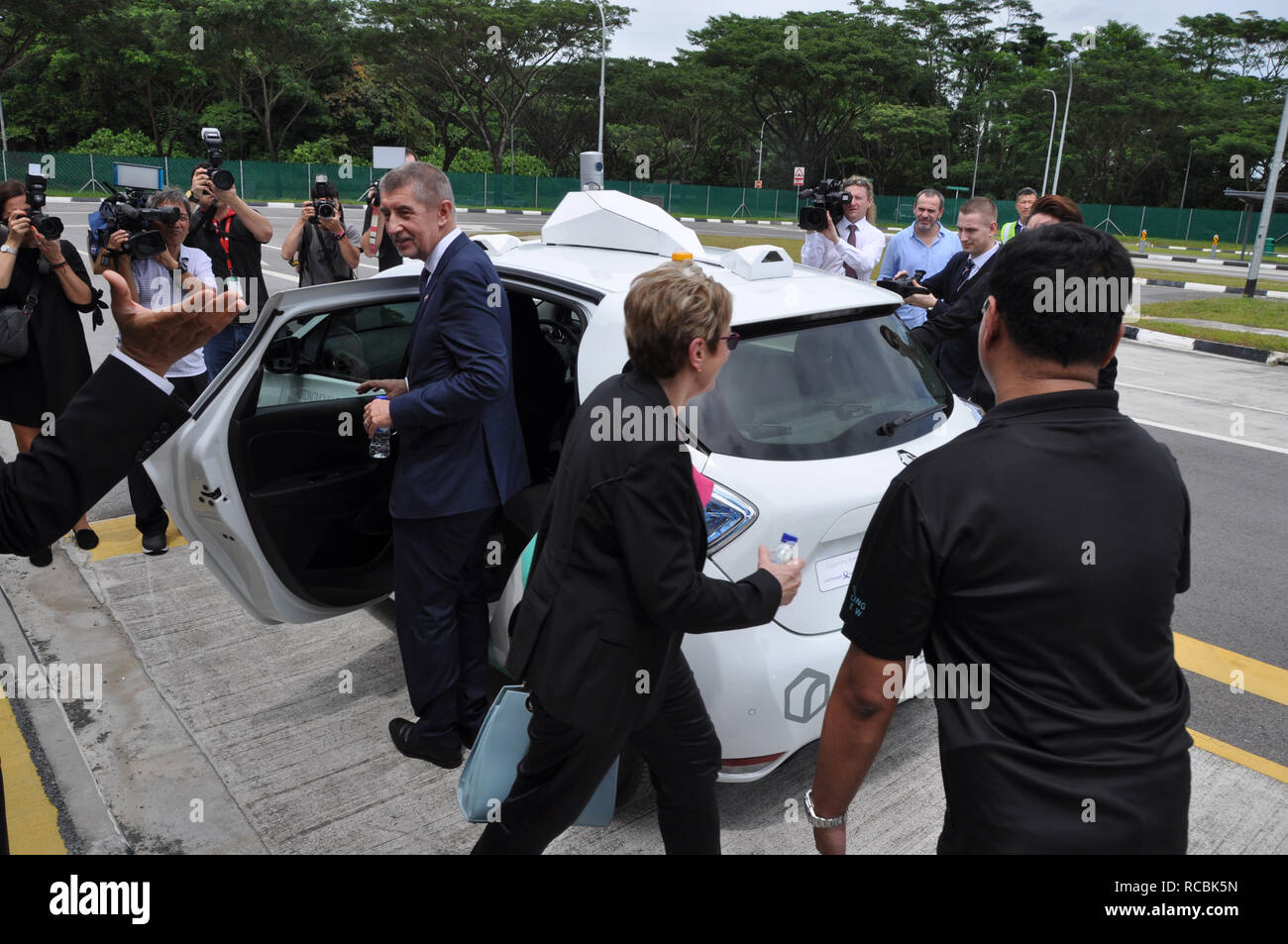 Der tschechische Premierminister Andrej Babis (links) seinen Besuch in Singapur am 15. Januar 2019 fortgesetzt. In der Mitte des Fotos ist gesehen Tschechische Industrie- und Handelsminister Marta Novakova. (CTK Photo/Radek Jozifek) Stockfoto