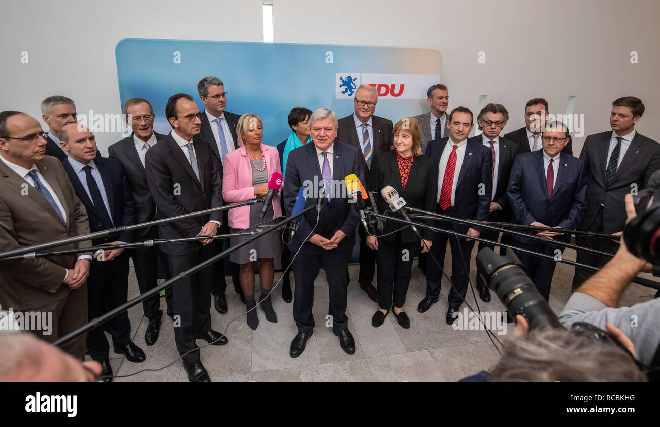 15 Januar 2019, Hessen, Wiesbaden: Bei der Vorstellung der CDU-Minister und Staatssekretäre für die Zukunft schwarz-grüne Kabinett, der Presse (L-R) wird von Innenminister Peter Beuth, CDU-Generalsekretär Manfred Pentz, Manuel Lösel, Staatssekretär im Ministerium für Kultur, Fraktionschef Michael Boddenberg, gefolgt von Axel Wintermeyer, Leiter der Staatskanzlei, Patrick Burghardt, Zukunft Staatssekretär im Ministerium für Digitale Angelegenheiten, und zukünftige digitale Ministerin Kristina Sinemus, Lucia Puttrich, Minister für Europäische Angelegenheiten, Herr Ministerpräsident Volker Bouf Stockfoto