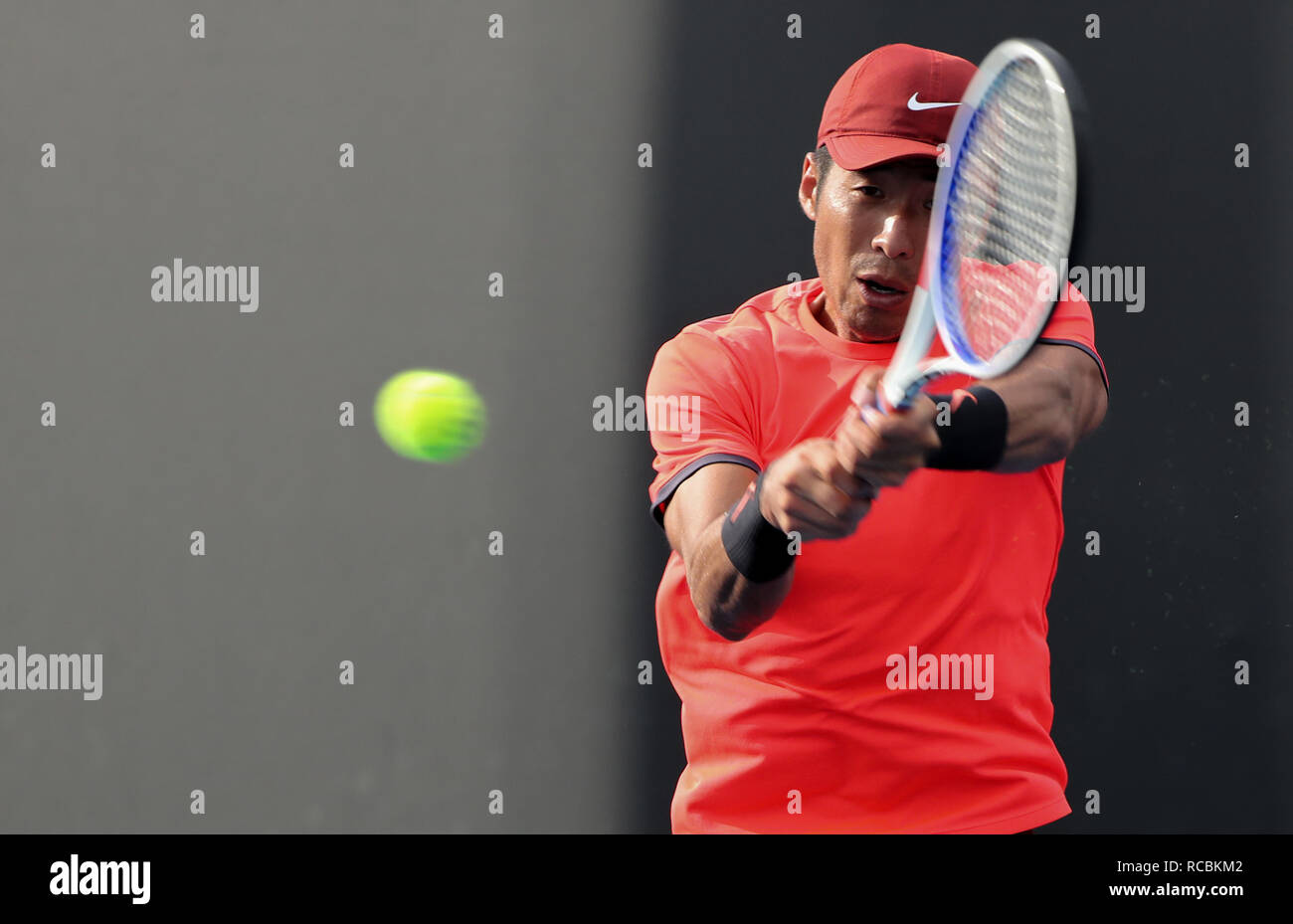 Melbourne, Australien. 15 Jan, 2018. Li Zhe von China liefert die Kugel während der Männer singles gegen Philipp Kohlschreiber Deutschland bei den Australian Open in Melbourne, Australien, Jan. 15, 2018. Credit: Bai Xuefei/Xinhua/Alamy leben Nachrichten Stockfoto