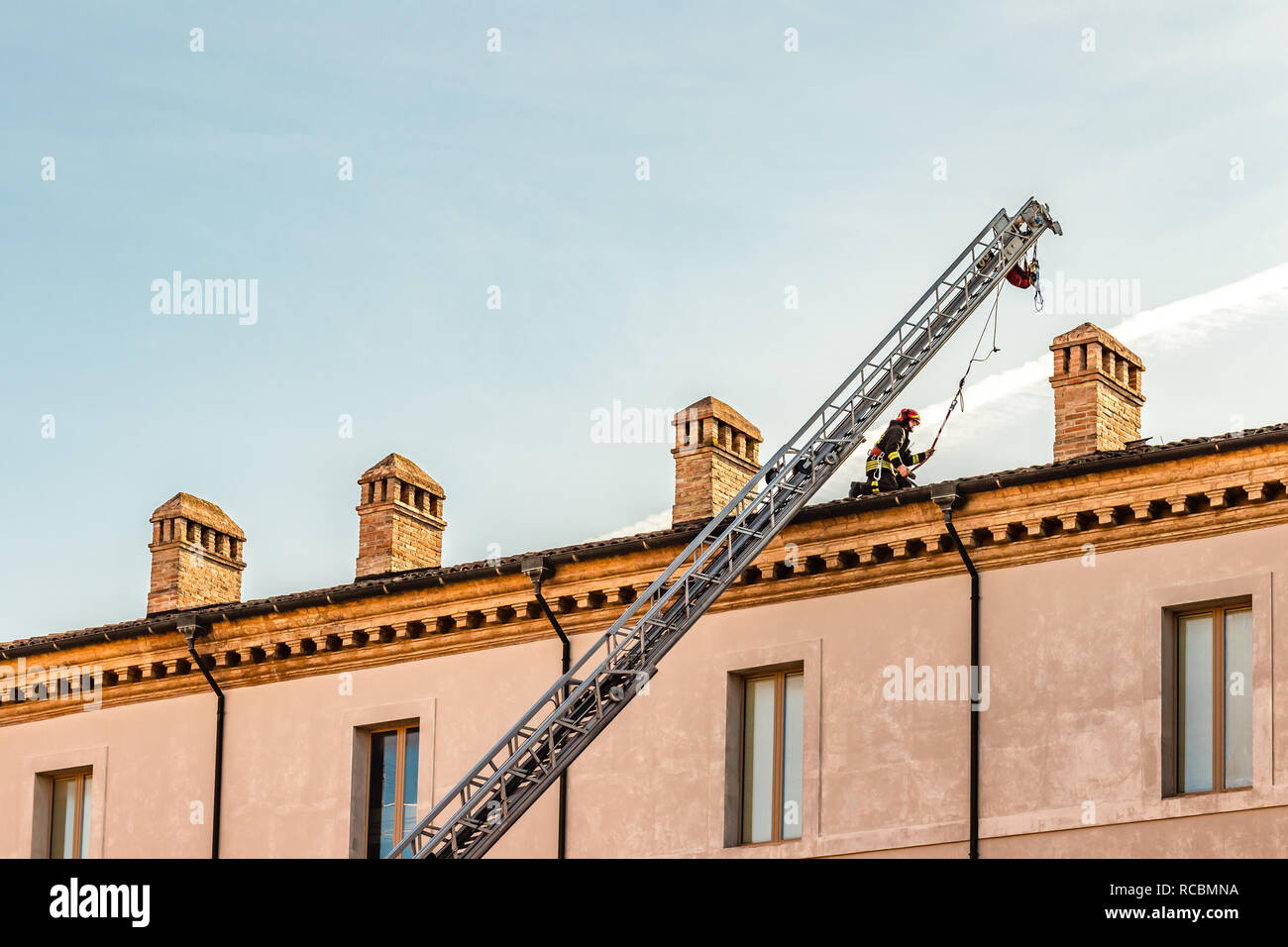 Ravenna, Italien. 15. Januar, 2019. Ein tapferer Feuerwehrmann prüft die Beseitigung der Erdbebenschäden und entfernt die gefährliche Dachziegel aus dem Staatlichen Historischen Archive Gebäude. Aus Gründen der Sicherheit, weil der Erdbeben, mehrere öffentliche Gebäude wie Schulen und Staatliche Historische Archiv, sind heute geschlossen. GoneWithTheWind/Alamy leben Nachrichten Stockfoto