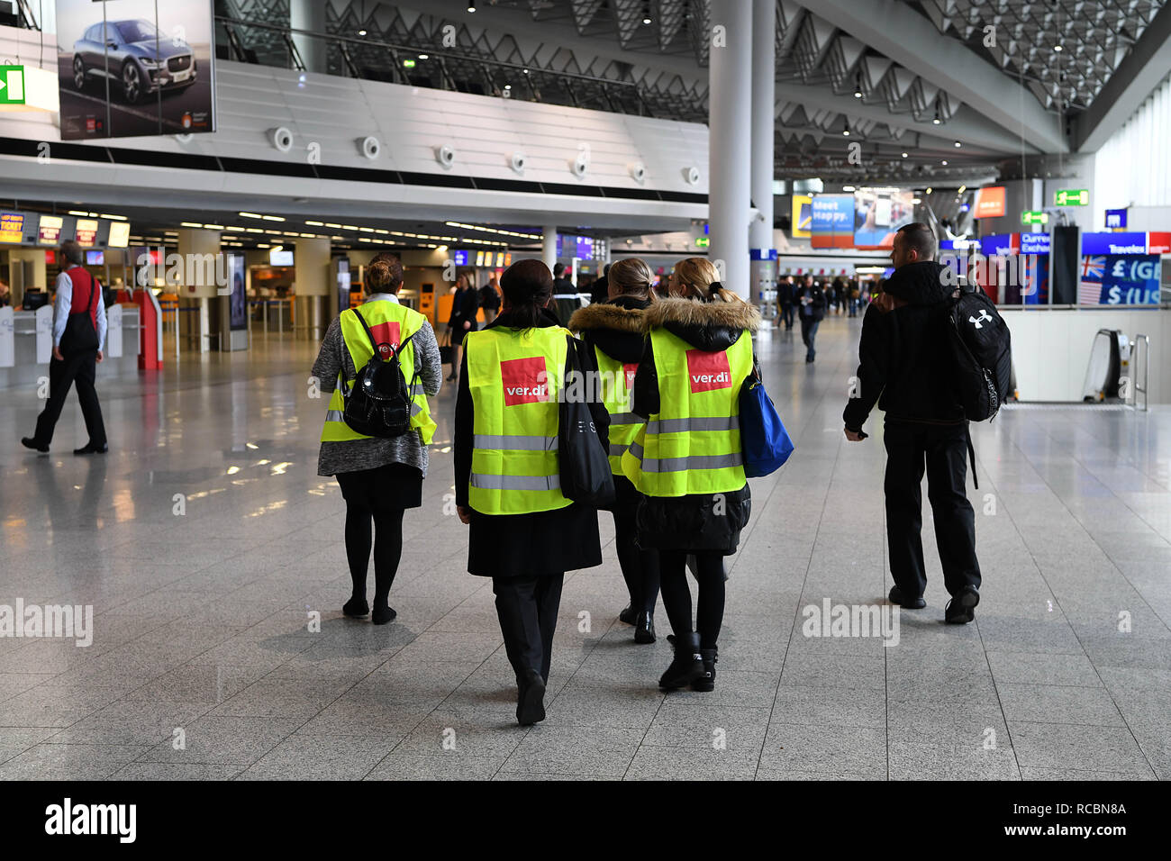 Berlin, Deutschland. 15 Jan, 2019. Stürmer in gelben Westen Spaziergang am Frankfurt Airport in Frankfurt, Deutschland, Jan. 15, 2019. Folgende Streiks und zu ernsten Störungen des Luftverkehrs der letzten Woche, Deutschlands zweitgrößte Gewerkschaft ver.di auf Sicherheit Mitarbeiter an acht deutschen Flughäfen aufgerufen auf Streik Im Tarifkonflikt fort zu gehen, die Union am Montag bekannt. Der Warnstreik wird am Dienstag beginnen und die Flughäfen Frankfurt am Main, München, Hamburg, Hannover, Bremen, Leipzig/Halle, Dresden und Erfurt. Credit: Lu Yang/Xinhua/Alamy leben Nachrichten Stockfoto