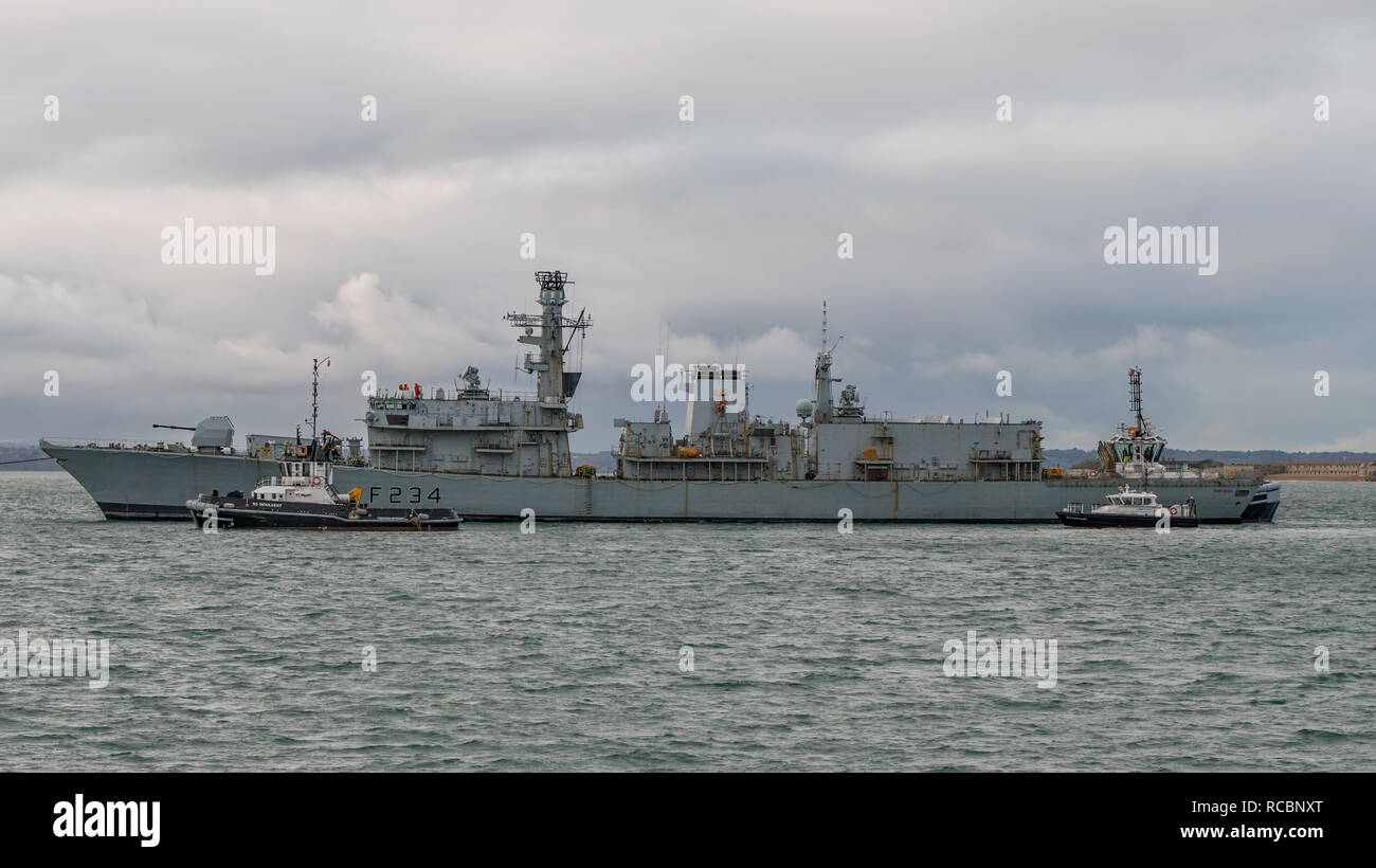 Portsmouth, Großbritannien. 15. Januar, 2019. Die Royal Navy Typ 23 Fregatte HMS Iron Duke hat zu Plymouth für Einbau und Funktion Upgrade, das sich auf die Montage des Meer Ceptor missile System gehören, wird abgeschleppt worden. Credit: Neil Watkin/Alamy leben Nachrichten Stockfoto