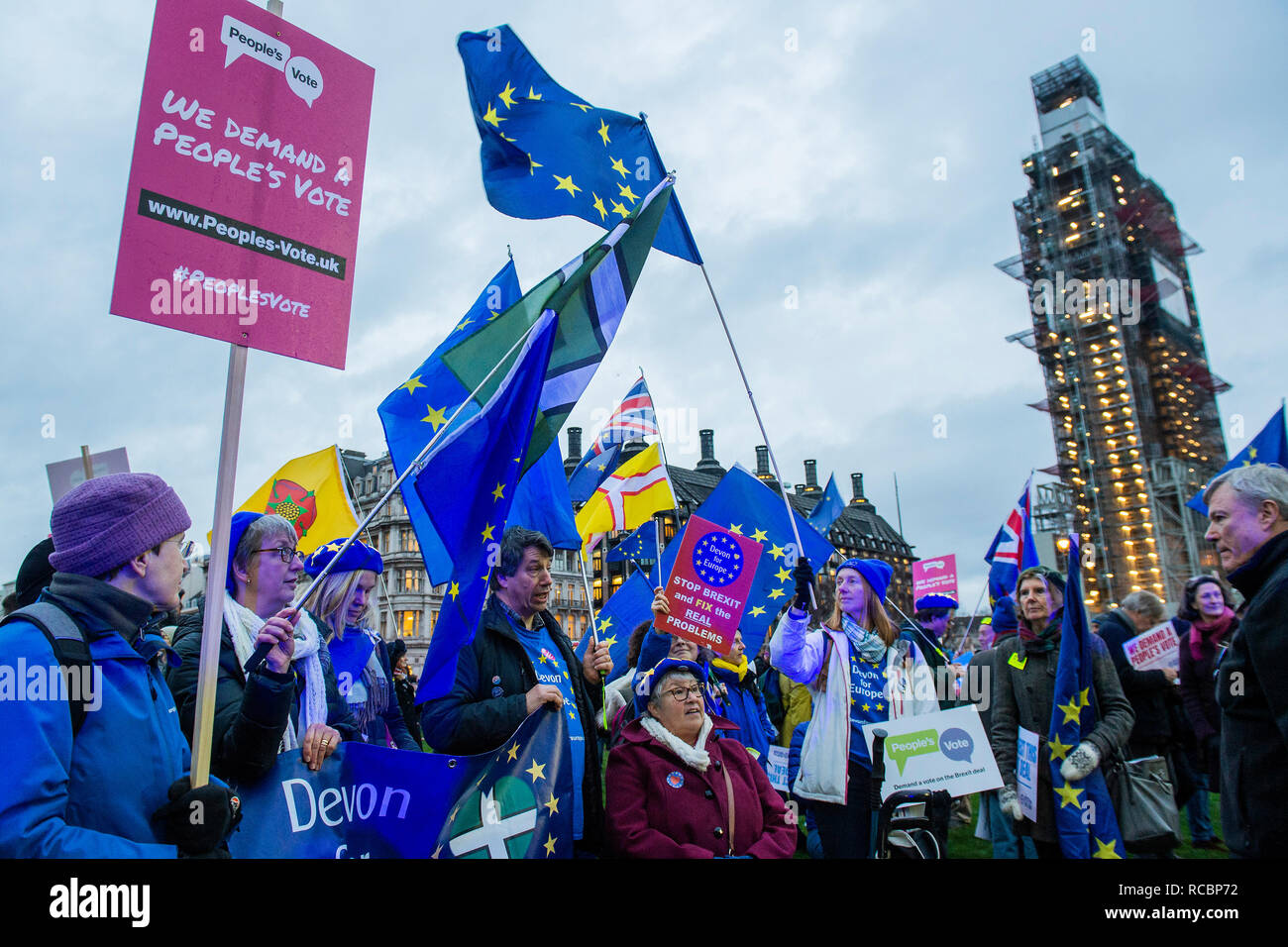 London, Großbritannien. 15. Januar, 2019. Verlassen bedeutet verlassen und SODEM, pro EU, Demonstranten weiterhin ihre Punkte, Seite an Seite zu machen, außerhalb des Parlaments, wie die Abstimmung über Theresa's kann Plan soll am nächsten Tag. Credit: Guy Bell/Alamy leben Nachrichten Stockfoto