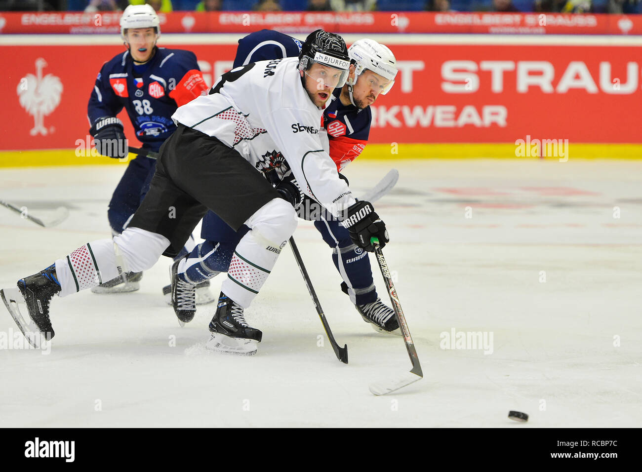 L-R Petr Kodytek (Pilsen), Viktor Ekbom (Frolunda) und Petr Straka (Pilsen), die in Aktion beim Rückspiel Eishockey Champions League Play off Halbfinale HC Skoda Plzen vs Frolunda Indianer, und am 15. Januar 2018, in Pilsen, Tschechische Republik. (CTK Photo/Miroslav Chaloupka) Stockfoto