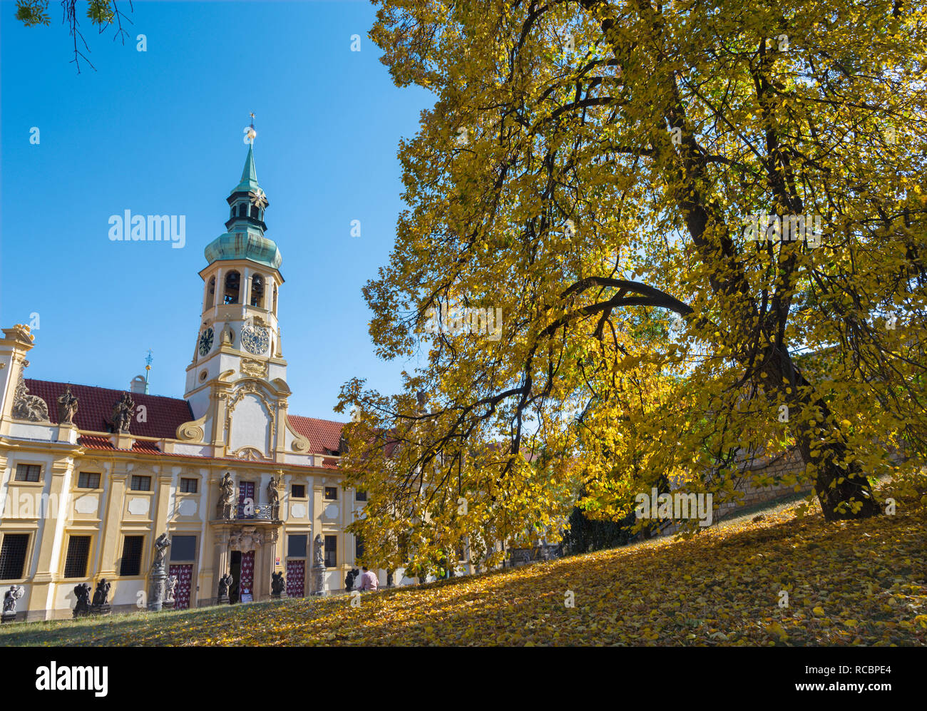 Prag - Die Loreto barocke Kirche und Herbst Baum. Stockfoto