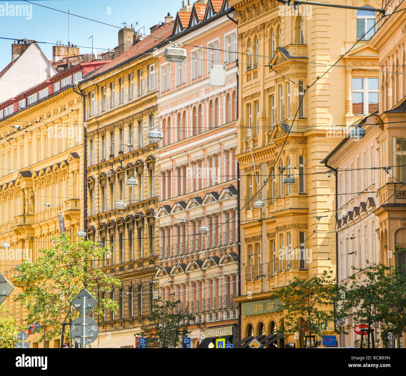 Prag, tschechische Republik - Juli 2018: Gebäude auf einem Stadtzentrum Straße in Prag. Stockfoto