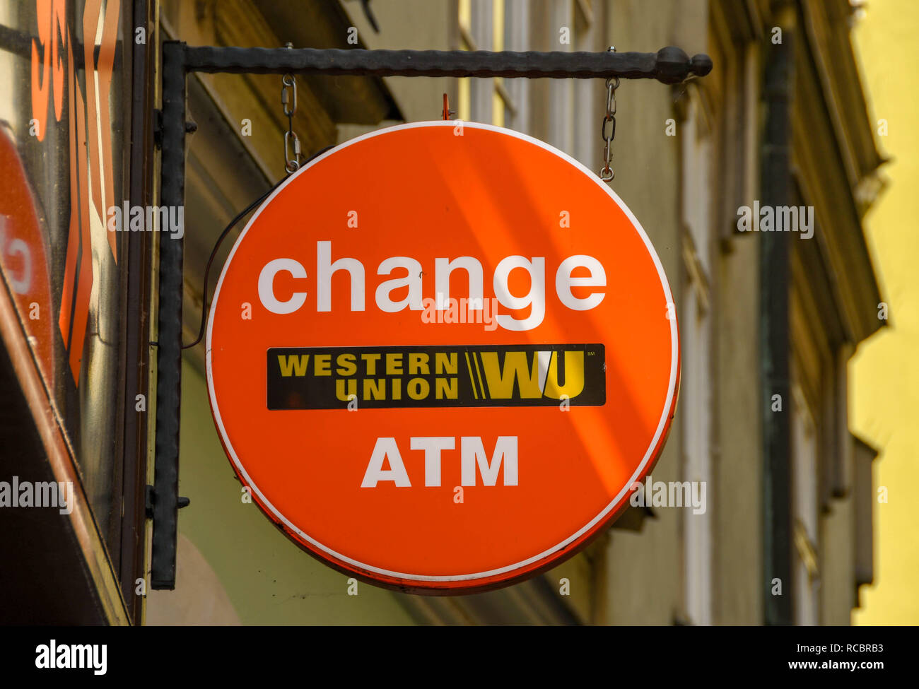 Prag, tschechische Republik - Juli 2018: Schild vor dem Eingang einer Bureau de Change Shop im Stadtzentrum Prags. Das Schild hat eine Western Union Logo. Stockfoto