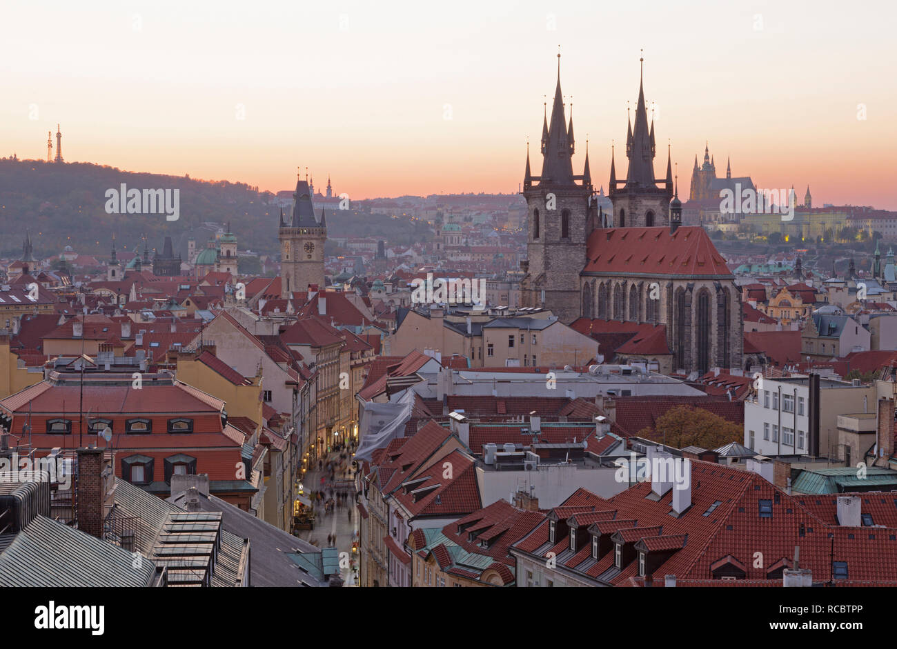 Prag - die Stadt mit der Kirche der Muttergottes vor dem Teyn und Schloss mit dem Dom im Hintergrund in der Abenddämmerung. Stockfoto