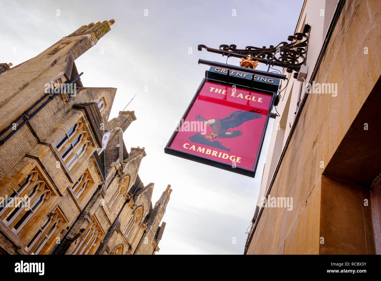 Das Äußere des Eagle Pub im Zentrum der Stadt Cambridge, berühmt durch seine Decke von Meldungen, die von der RAF-Links. Stockfoto