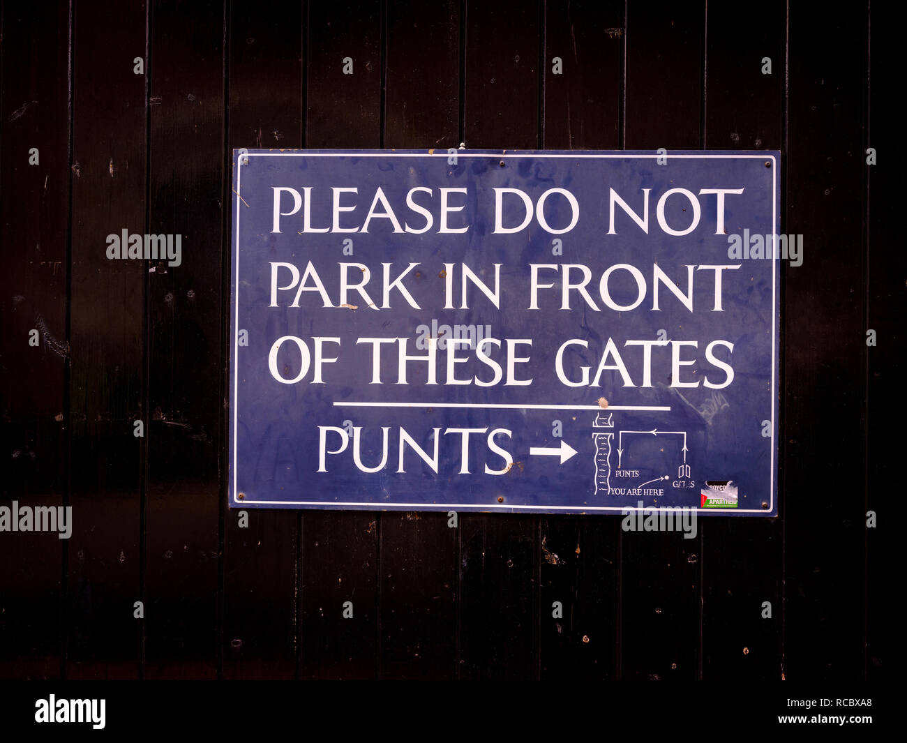 'Bitte parken Sie nicht vor diesen Toren Stocherkähne" - ein Zeichen für Tore im Zentrum von Cambridge am Fluss Cam befestigt. Stockfoto