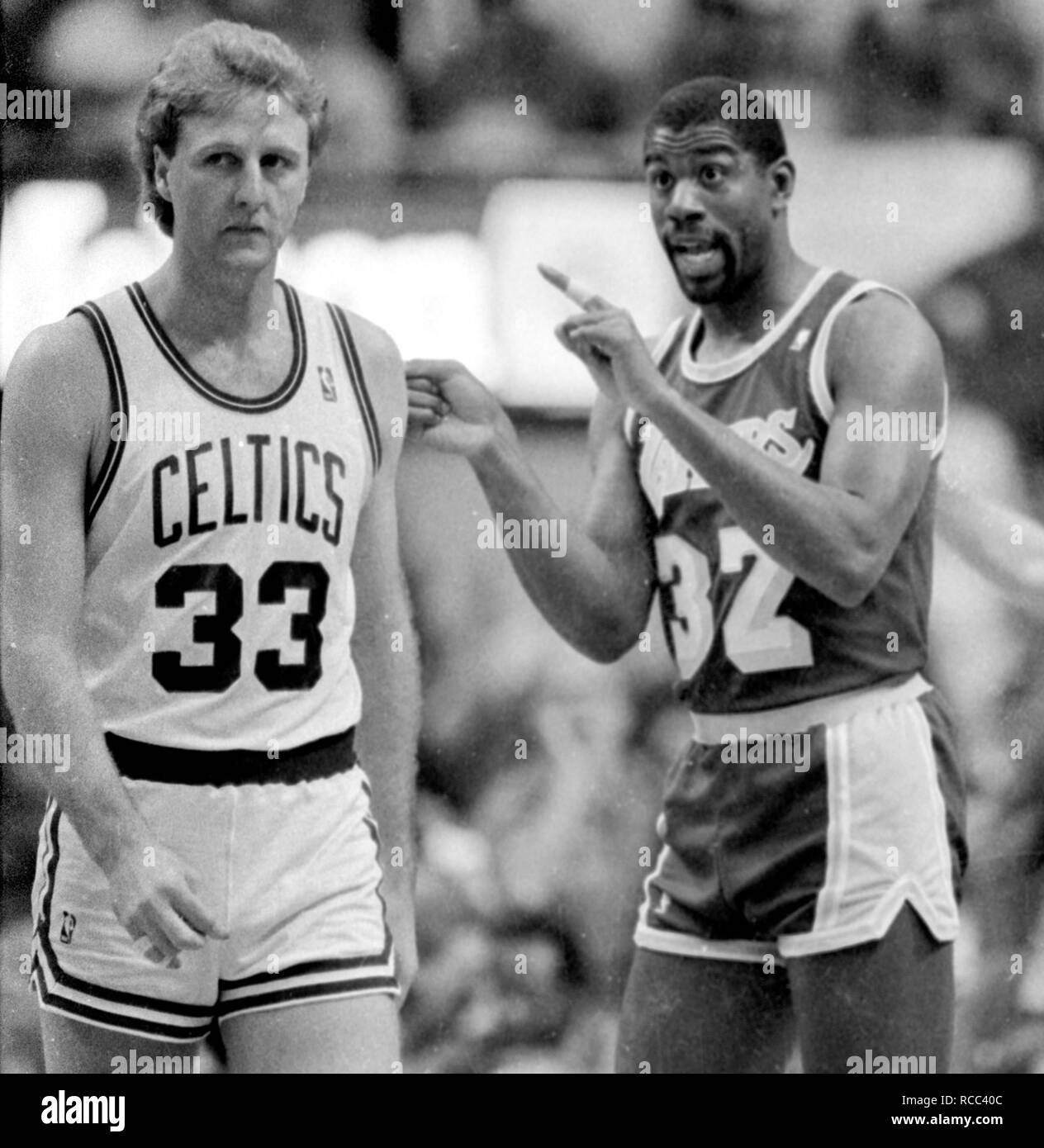 1986 Boston Celtics Larry Bird (links) und LA Lakers Magic Johnson an der Bosotn Garten in Bosotn Ma USA Foto von Bill belknap Stockfoto