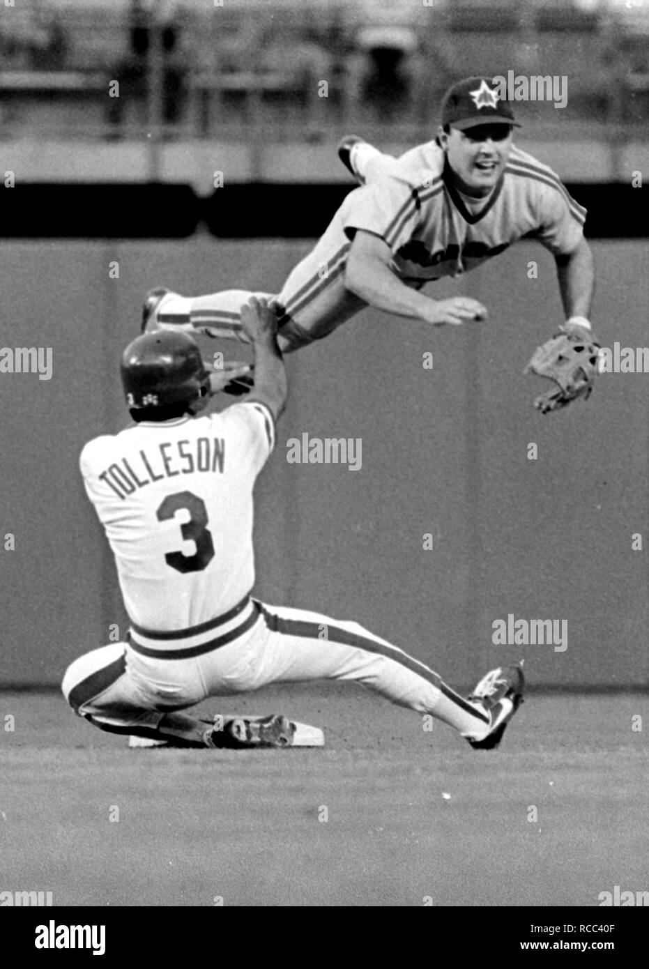 Seattle Mariners shortstop Spike Owen macht die am zweiten Base auf Texas Rangers WayneTolleson, im Spiel Action in Arlington Stadium, in Arlington Texas USA 1985 Foto von Bill belknap Stockfoto